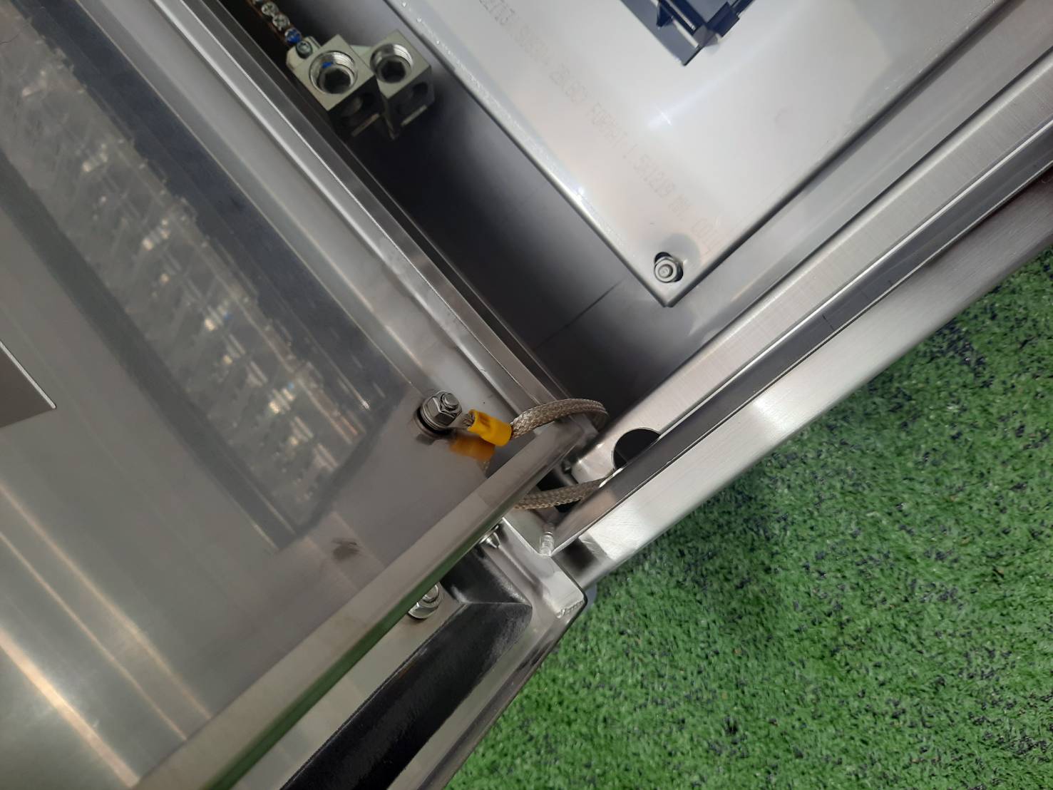 Main LUG 250A ตู้สแตนเลส 304 มีหลังคาสโลป W450xH800xD152mm. (42ช่อง)