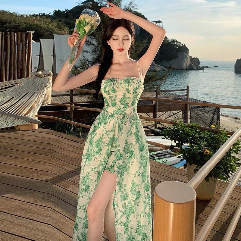 Set สายเดี่ยวผ้าฉลุลายผ่าหน้า เป็นทรงเต้า ใช้ผ้าเยอะมากๆๆๆ แมตกางเกงขาสั้น ใส่ถ่ายรูปปังแน่นอนจ้า ห้ามพลาดเลยจ้า