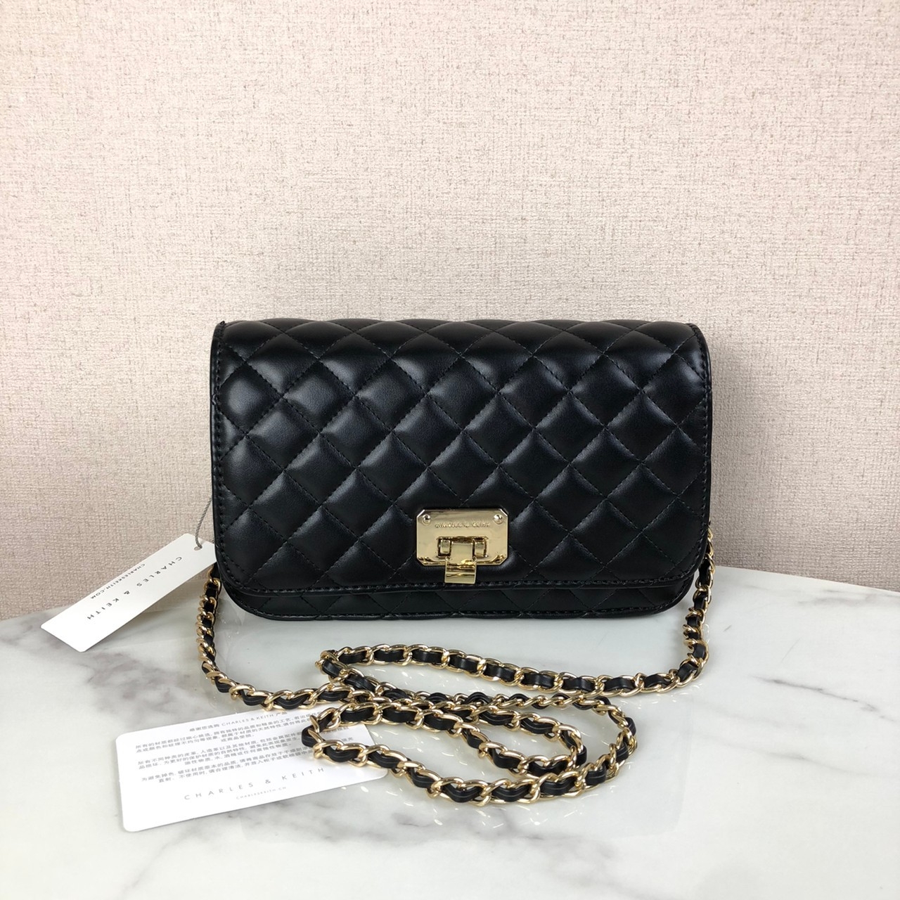 กระเป๋าสะพายลายตารางนวมแบรนด์เนมชาร์ลแอนด์คีธสีดำอะไหล่ทอง Charles & Keith Quilted Clutch