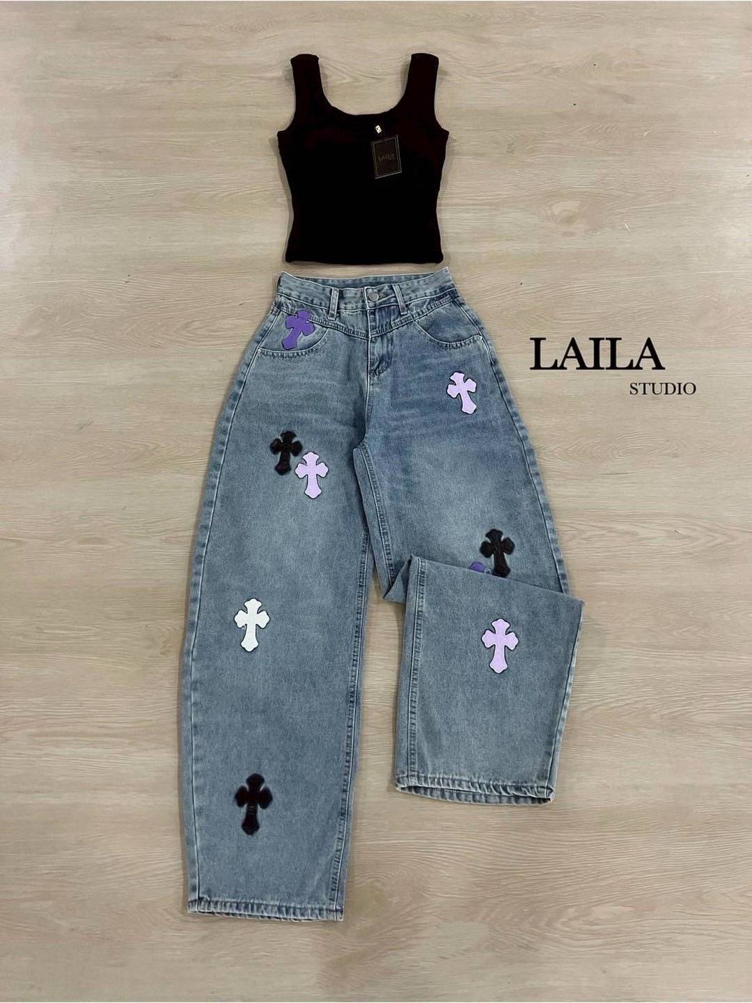 Tag: LAILA Detail: Set เสื้อ+กางเกง งานเสื้อกล้ามทรงเว้าแขนงานเสริมทรงที่อก เนื้อผ้ามีน้ำหนักสวยนิ่มมาพร้อมกางเกงงานยีนส์ทรงบอลลูนสีฟอกอ่อนแต่งอักษรเท่ๆ งานแมชกันเข้าเซ็ท ลงตัวสุดๆ **งานแฟชั่นนำเข้า by laila** #bylaila brand #ชุดเซ็ท #กางเกงยีนส์ #เซ็ทยีน