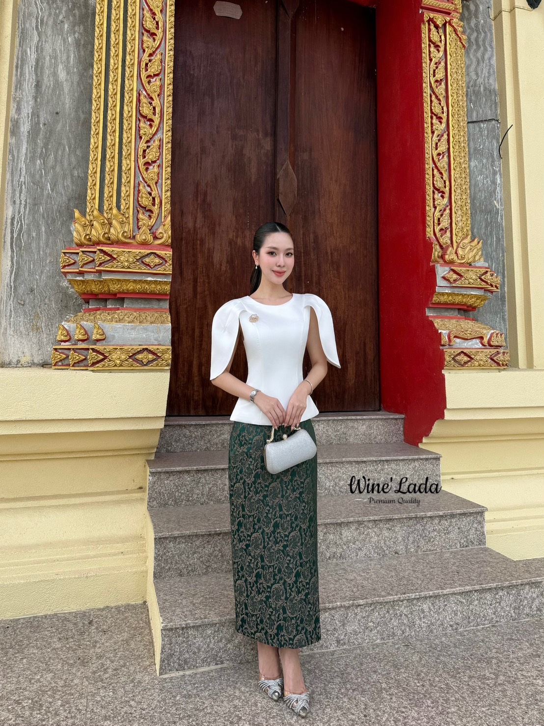 Set 2 Pcs. เซ็ทชุดไทยเสื้อไหล่กลีบบัวอกมีฟองน้ำ มีซิปด้านหลัง มีเข็มกลัดเพิ่มความหรู มาพร้อมกับกระโปรงผ้าทอลาย ผ้าทรงสอบเข้ารูป จะงานราช งานบุญ ได้หมดเนื้อผ้าใส่สบาย ทรงสวยมากค่ะ เป๊ะและเข้ารูป ใส่แล้วผอมเพียว กระโปรงซับในทั้งตัว ใครได้ลองแล้วจะหลงรักค่าา