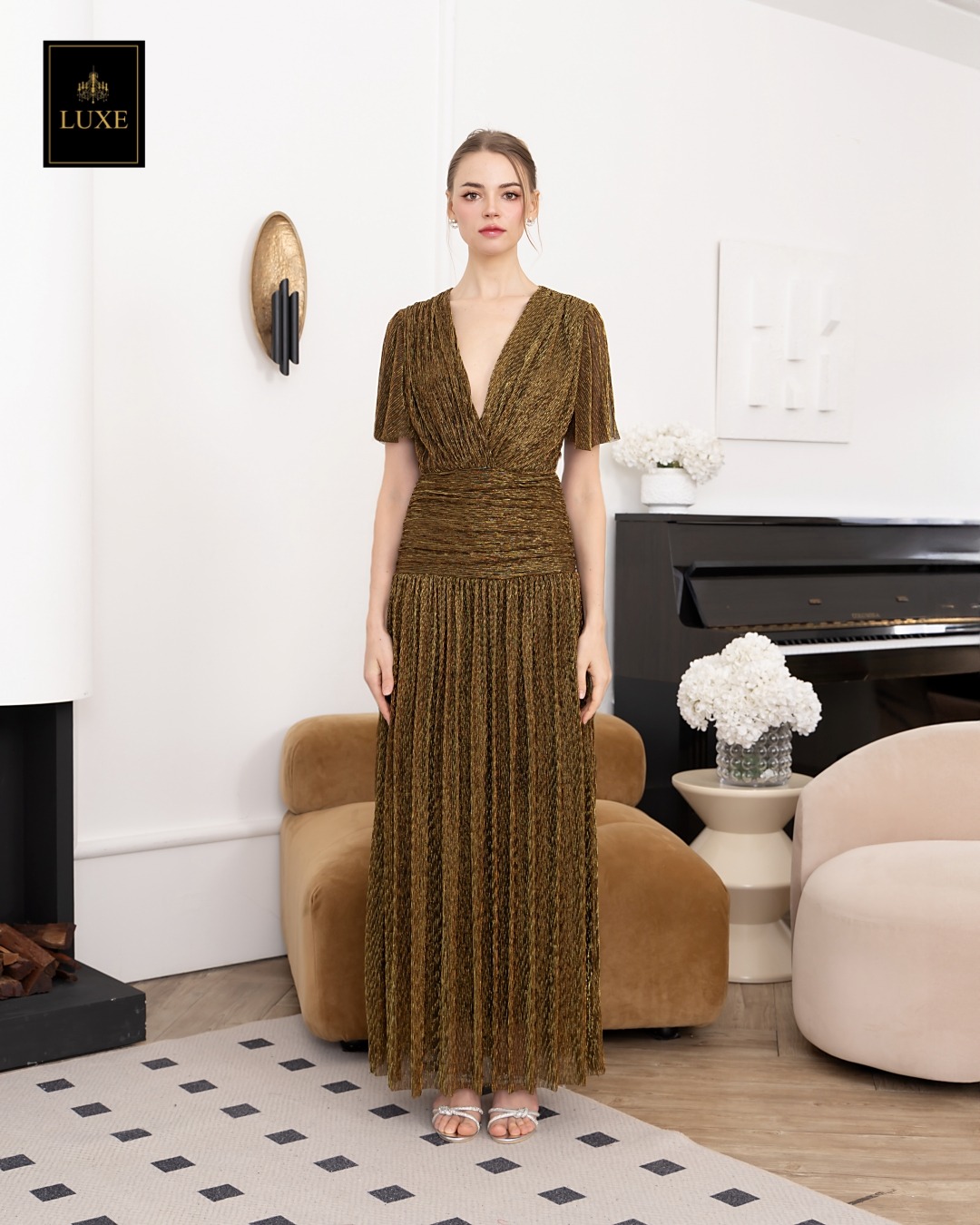 Draped Metallic Frill Sleeve Maxi Dress Label : LUXE ☑️แม็กซี่เดรสเสื้อคอวีป้าย แขนระบาย กระโปรงจับเดรปเข้ารูปตรงสะโพก ต่อชายกระโปรงบาน ☑️ทำจากผ้าราเม่อัดพลีทผสมดิ้นเมทัลลิก ผ้านุ่ม ยืดหยุ่น ใส่สบาย เล่นแสงสวย