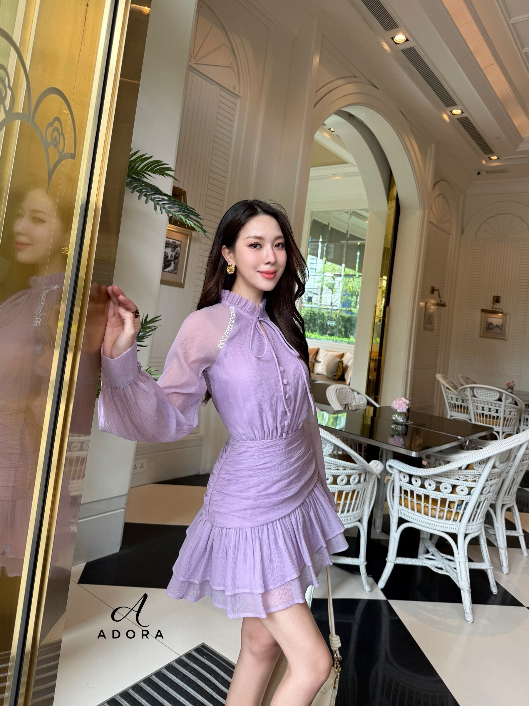 มินิเดรส ดีไซน์น่ารักๆ ตัวนี้ตอบโจทย์เลยค่ะ มินิเดรสแขนยาว ดีไซน์คอปีน แต่งกระดุมหน้า ช่วงคอเสื้อ ผูกโบว์ ตัวเดรสใช้ผ้าเกรดพรีเมี่ยม เนื้อผ้ามีเทจเจอร์ในตัว