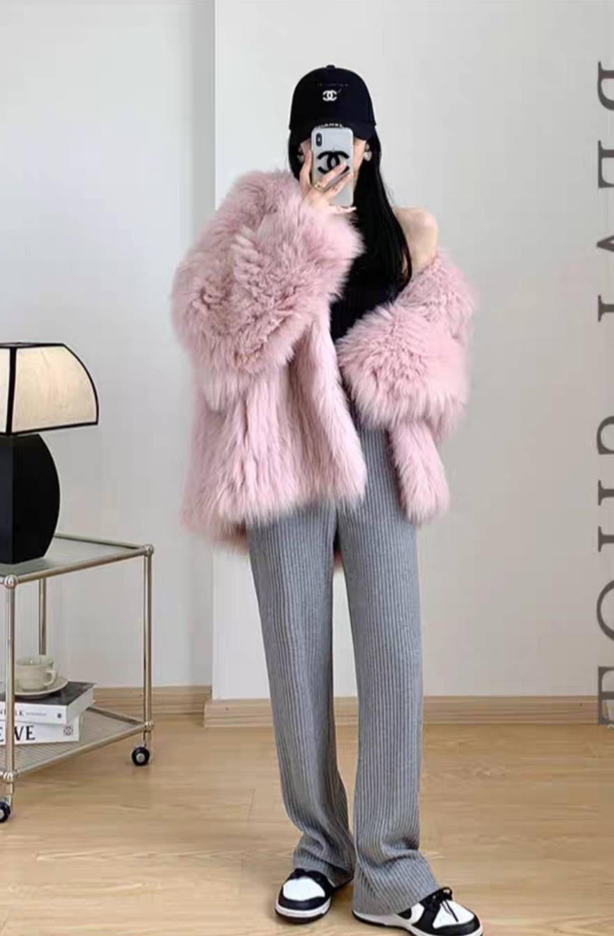 เสื้อคลุมแขนยาวมีฮู้ด ขนเฟอร์ นุ่มฟู งานมีซับในอย่างดีค่ะ สวย หรูดูแพง