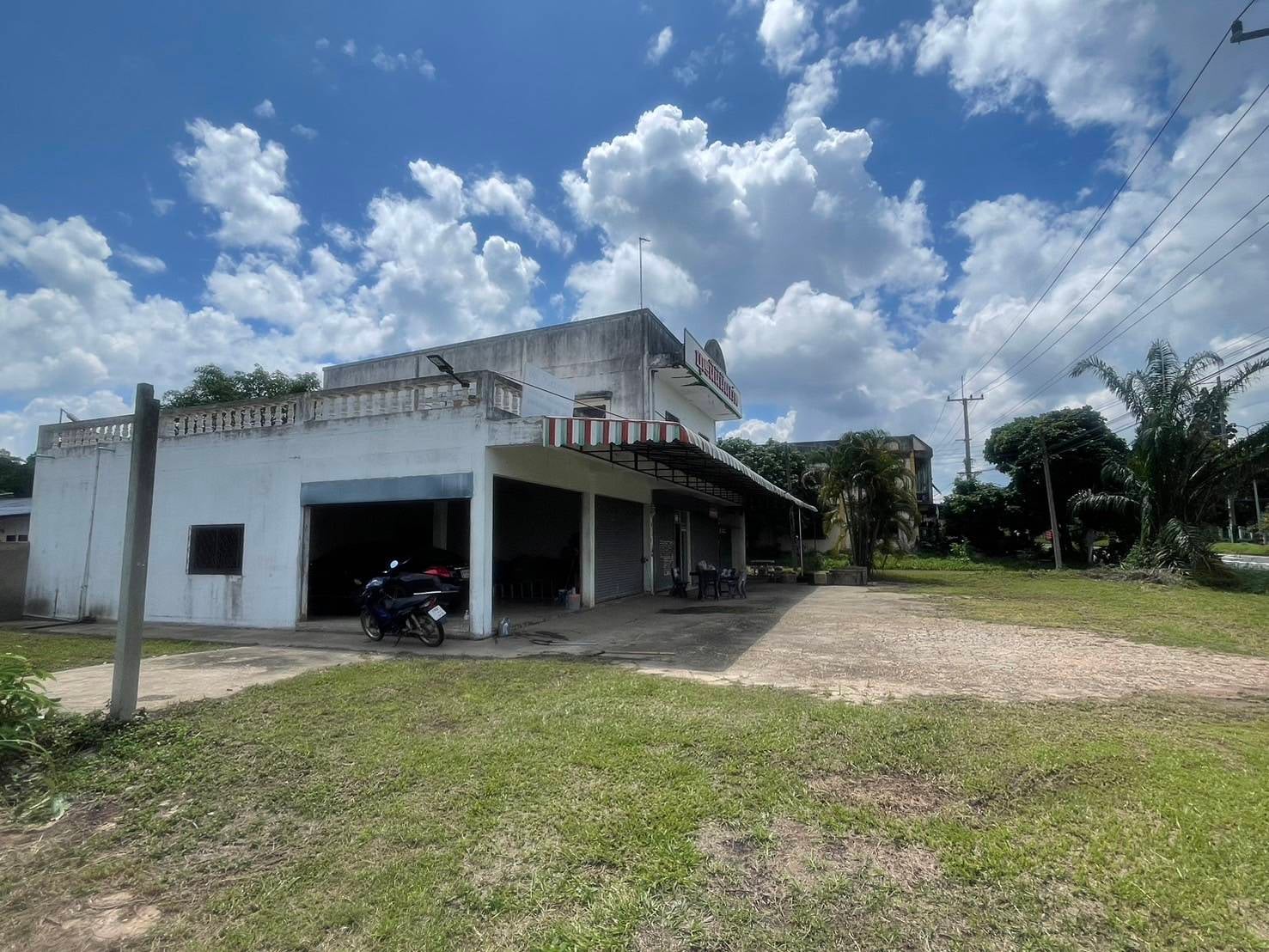 ขายที่ดินพร้อมสิ่งปลูกสร้าง 4 ห้องนอน 3 ห้องน้ำ 1 ไร่ 3 งาน 43 ตรว. ใกล้วิทยาลัยเทคนิคอำนาจเจริญ อ.เมือง จ.อำนาจเจริญ