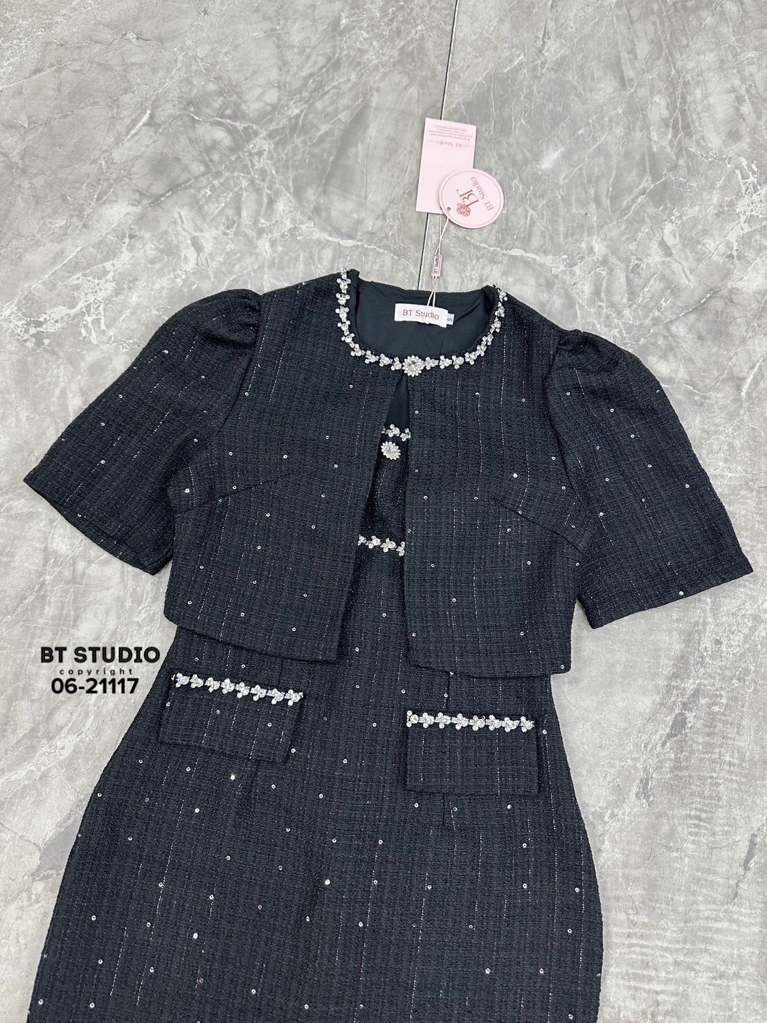 TAG : BT studio DETAIL : เซท 2 ชิ้น เดรสสั้นเกาะอกเนื้อผ้าทวิสต์ทอลายแน่น ๆ มีแซมกริตเตอร์ ขอบอกและใต้อกเย็บเพชรเรียงแถว กลางอกแต่งเพชรลายดอกไม้ อกเสริมฟองน้ำ ซิปหลัง แมทซ์กับเสื้อคลุมแขนสั้นแต่งขอบช่วงคอเป็นเพชรเรียงแถว งานสวยเนื้อผ้าดี คัตติ๊งสวยมีซับใน