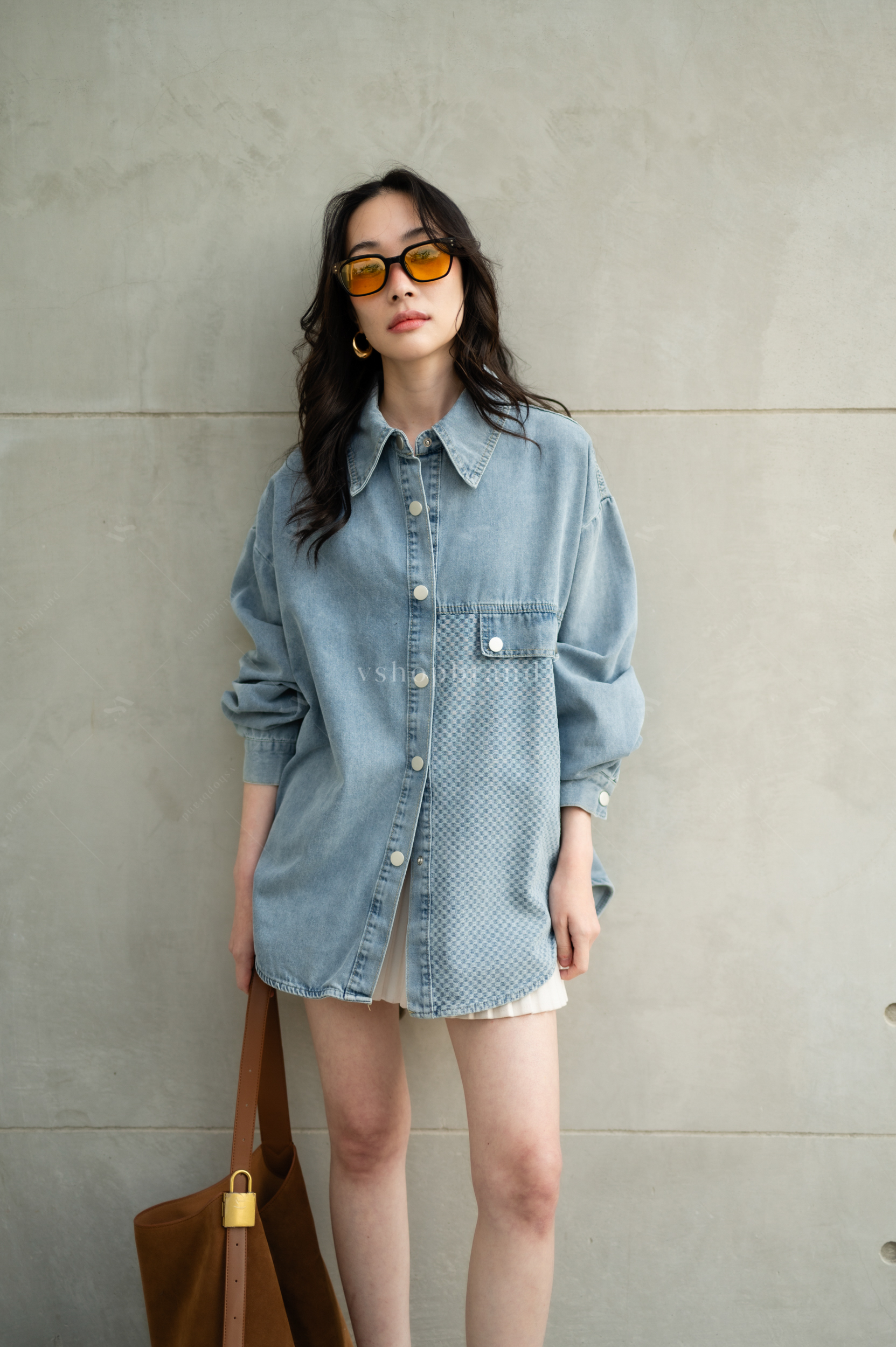 เชิ้ตยีนส์แขนยาวกระดุมแป็กแต่งตารางครึ่งซีก #vshopbrand #vshop #เสื้อกันหนาว #คาดิแกน #เสื้อคลุม #เสื้อแขนยาว #croptop #streetwear #streetstyle #hoodiejacket #เแจ็คเก็ต #jacket #ยีนส์ #denim #shirt #เชิ้ตยีนส์