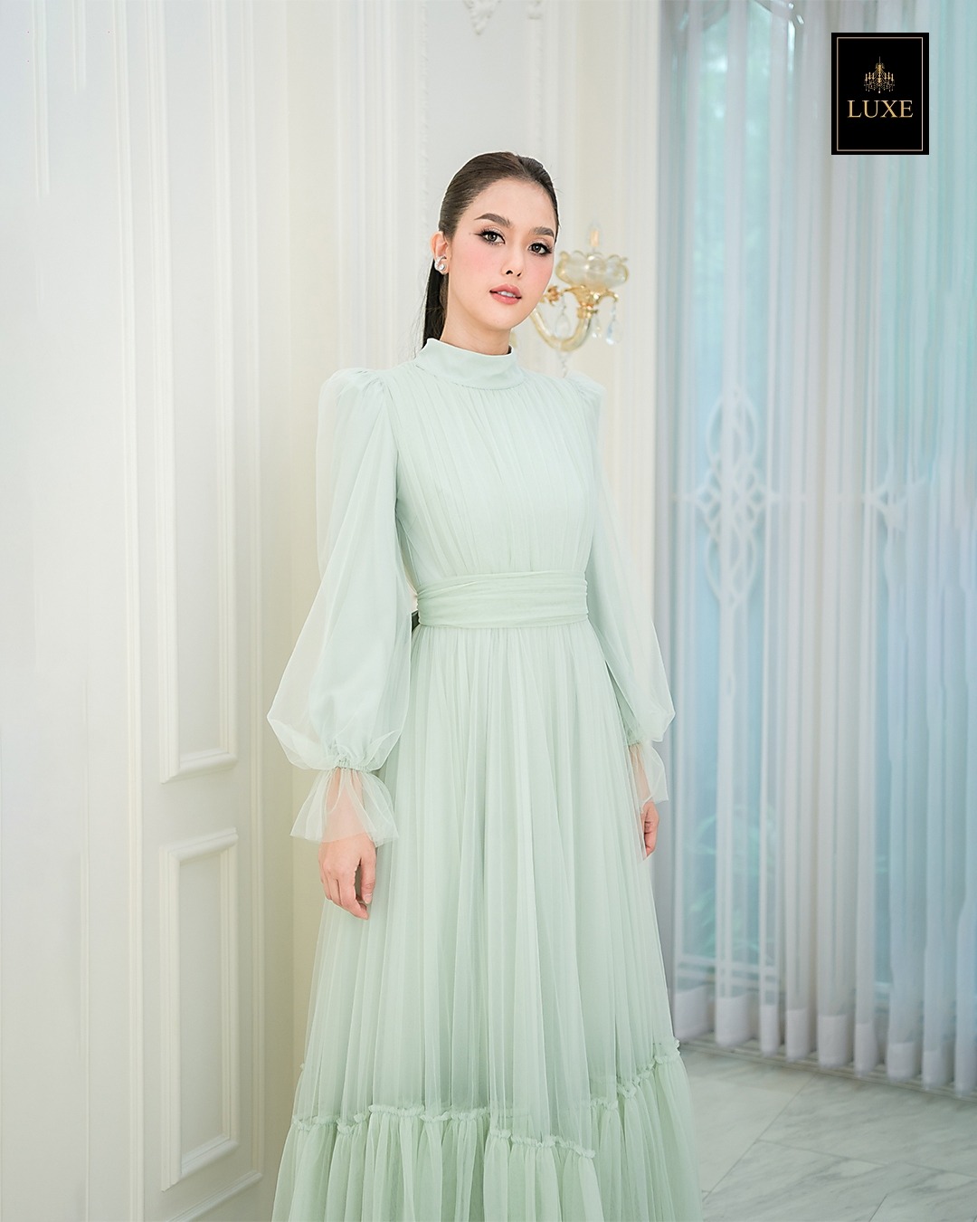 Label : LUXE แม็กซี่เดรสเสื้อคอปีนแขนยาว กระโปรงบานต่อชายรูดระบายรอบตัว มีโบว์ผูกเอว คัตติ้งประณีต มีซิปซ่อนและซับในเต็มตัวรวมแขนเสื้อ ทำจากผ้าเน็ตเนื้อนุ่ม ใส่สบายไม่ระคายผิวค่ะ