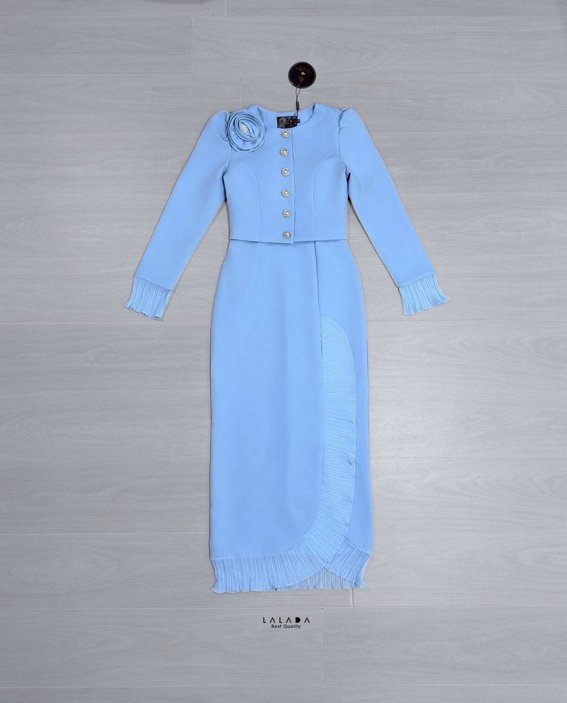 set 2 ชิ้น. เดรสสายเดี่ยวยาว แต่งระบายด้านหน้างานซิปหลัง + เสื้อคลุมแขนยาว กระดุมหน้าแต่งระบายช่วงแขน แถมเข็มกลัดดอกไม้ ใส่ได้หลายแบบนะคะชุดนี้ ( กระดุมเป็นงานจริงค่ะ )