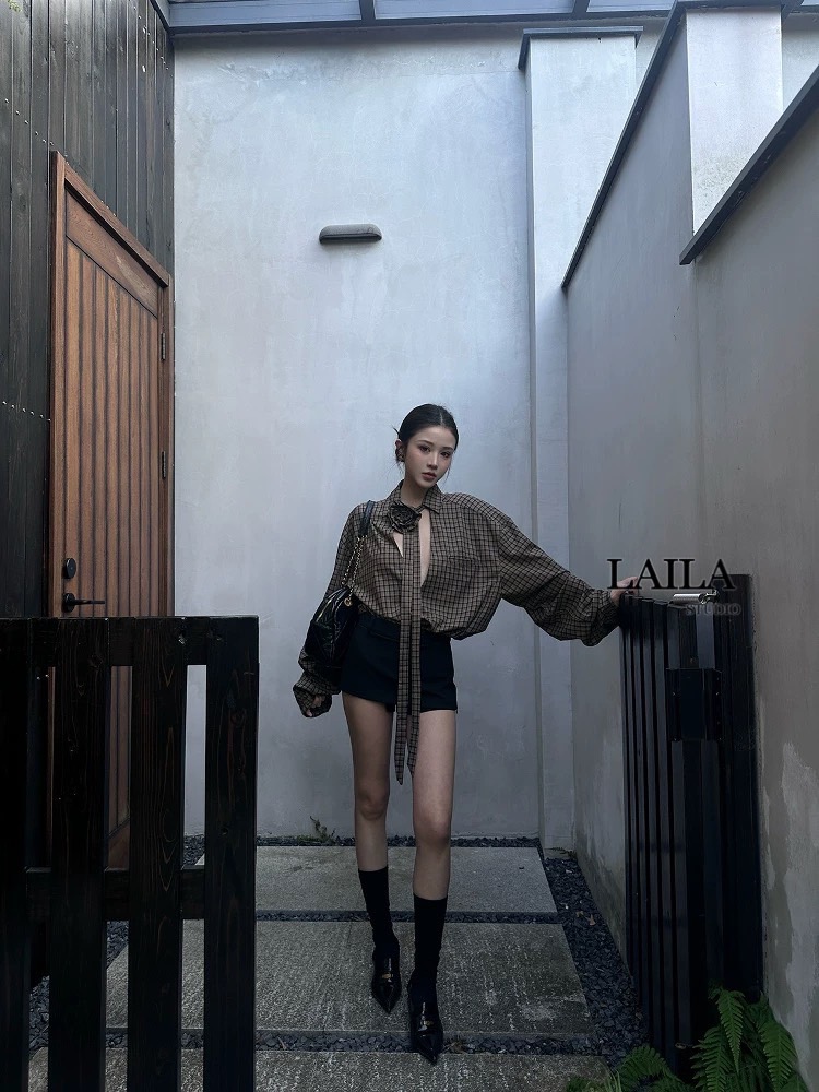 SETเสื้อ+กางเกง+ซ็อคเกอร์ เสื้อเชิ้ตคอปกแขนยาวงานโอเวอร์ไซร์ มาในโทนสีน้ำตาลลายตาราง ตัวเสื้อดีไซน์แต่งสายซ้อคเกอร์คล้องคอพร้อม้ข็มกลัดดอกไม้ลายเดียวกับตัวเสื้อ มาพร้อมกางเกงขาสั้นสีดำทรงเข้ารูป ลุคสวยเฟียสสวยนำเทรนส์ต้องลุคนี้เลยค่าา #lailabrand #กางเกงข