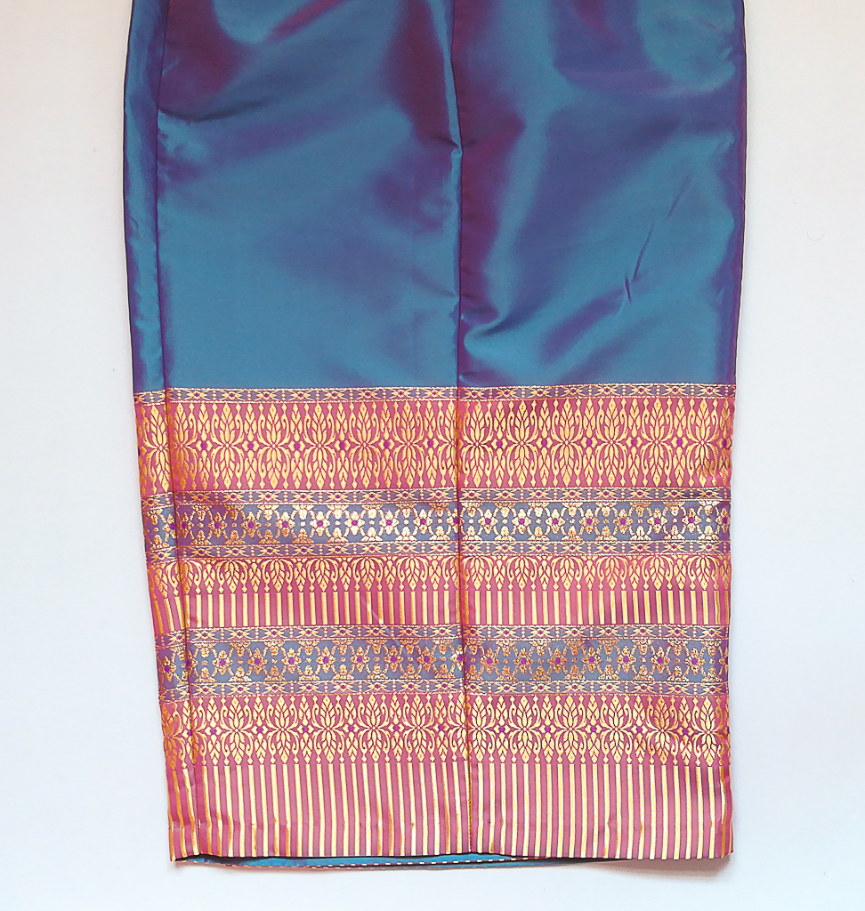 ผ้าถุงไหมสำเร็จรูป (สีน้ำเงินอมม่วง) งานตัดเย็บประณีต อัดผ้ากาวตามสีของผ้าถุง เนื้องานดีเกรด A (รอบเอว 28 นิ้ว)