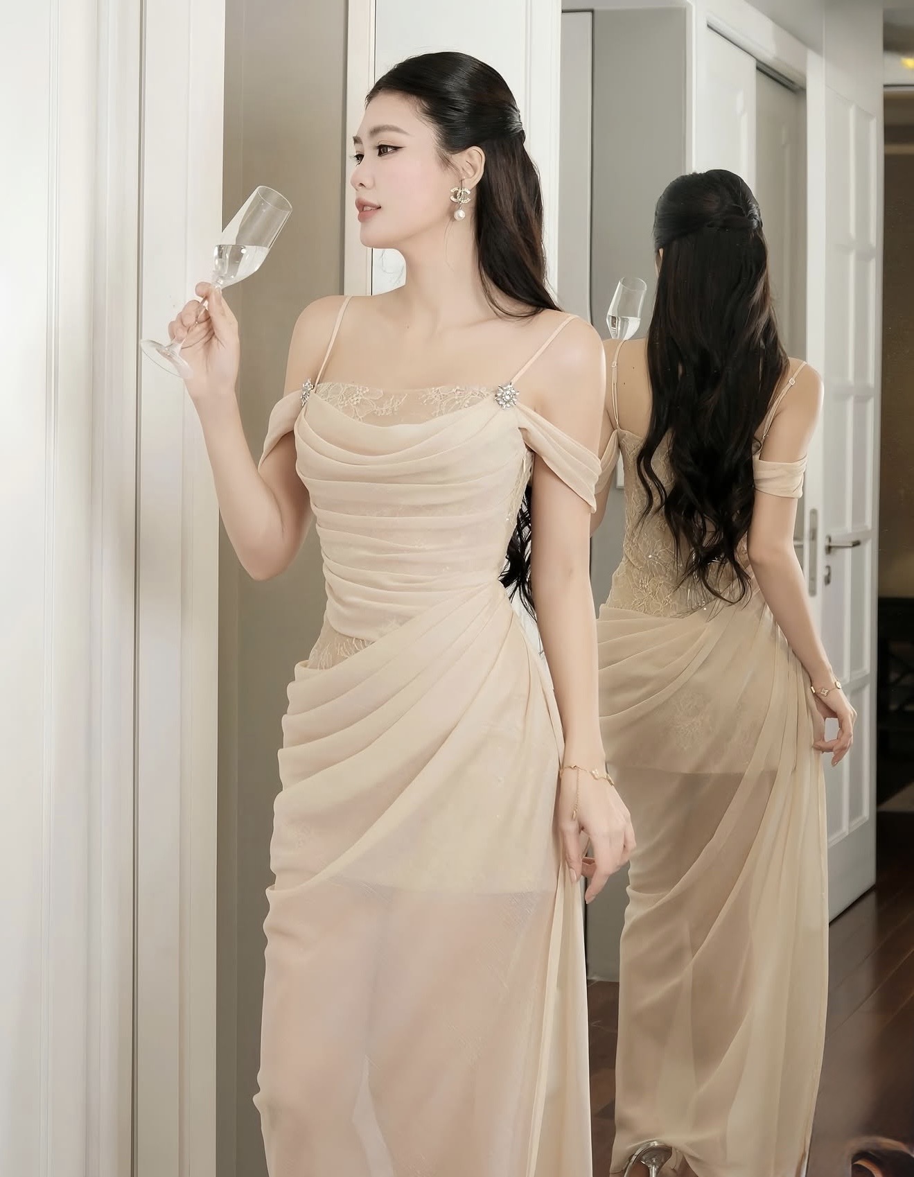 เดรสยาวสีครีมสายเดี่ยวแต่งแขนข้างมีกระดุมเพชรติดสายสองข้างดีเทลผ้าด้านในเป็นเดรสสั้นผ้าลูกไม้ปักเลื่อมทรงเข้ารูปด้านนอกเย็บด้วยผ้าพริ้วสีครีมเนื้อดีมากอกมีฟองน้ำเสริม กระโปรงผ่าช่วงข้างใส่สวยมาก ใครหาชุดออกงานอยู่แนะนำเลยคะ