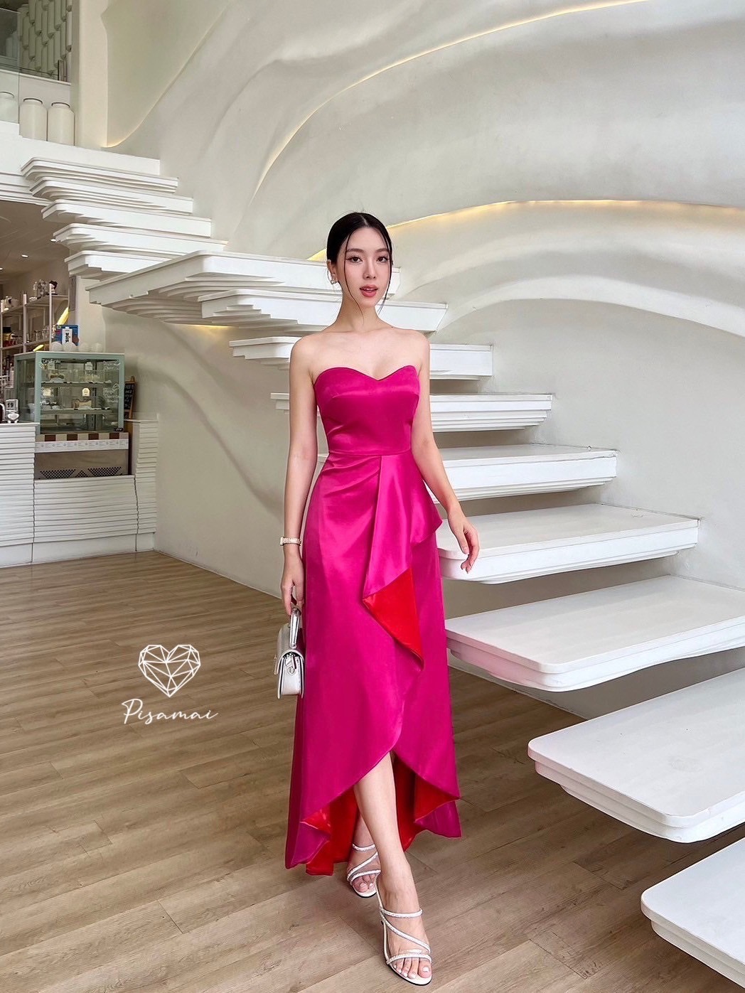 เดรสเกาะอกตัวยาวทูโทนสีชมพูแดง ผ้ามันวาว ทรงหน้าสั้นหลังยาว ใส่ไปงานสวยๆได้เลยค่า ราคานี้มือต้องไวเลยค่า รุ่นนี้ใส่สวย เนื้อผ้าดีมากกกกกกก ห้ามพลาดเลยค่า