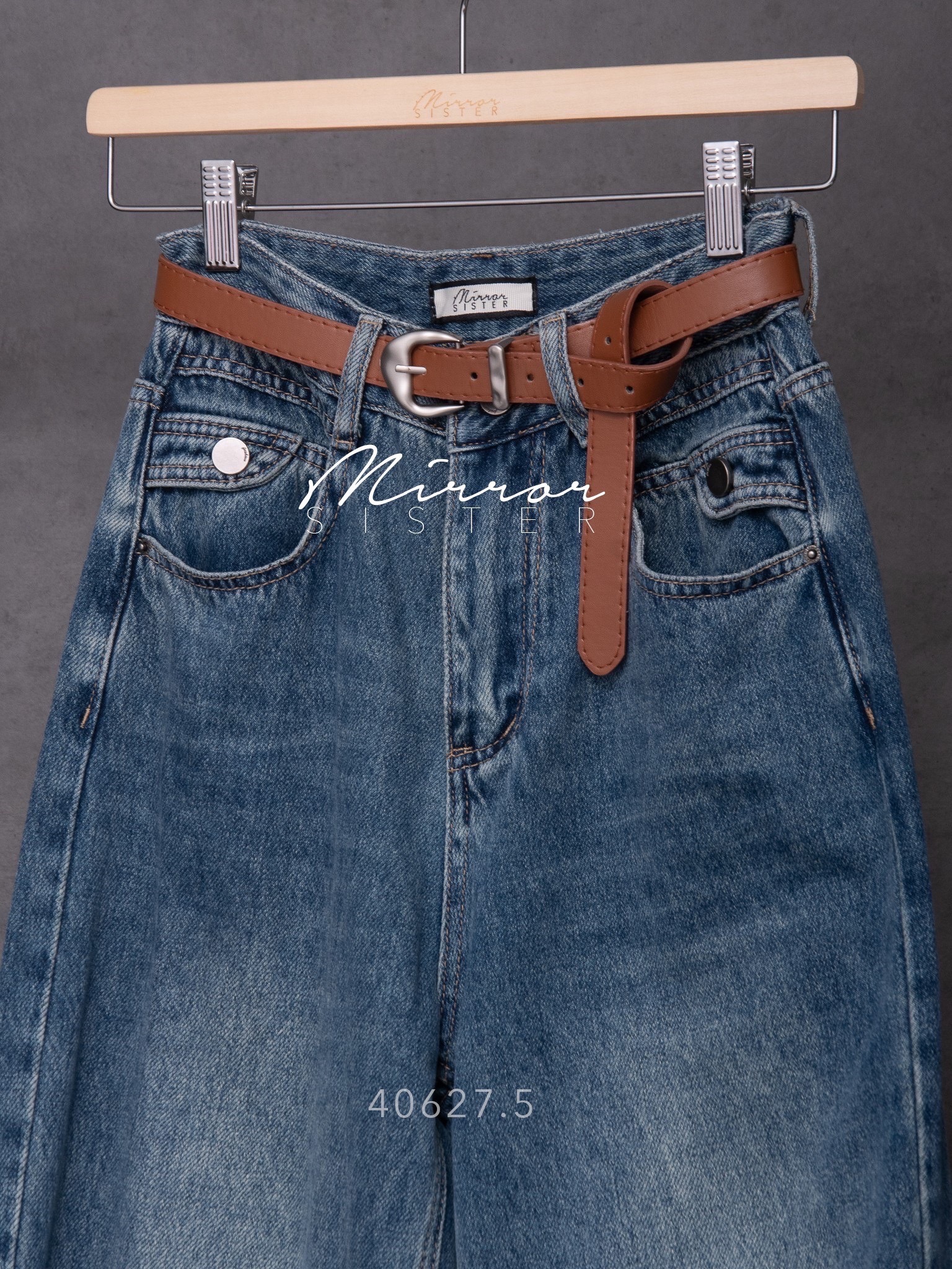 MiRRoRSiSTER's SéLé PReMiuM DeNiM PANTs with BELT•• กางเกงยีนส์สีเข้ม ขากระบอกทรงสวยมาก เนื้อผ้ายีนส์PreMiumไม่แข็งใส่สบายนุ่มผิวสุดๆ มาพร้อมเข็มขัดสีน้ำตาลหัวเข็มขัดอะไหล่เงินทรงเก๋