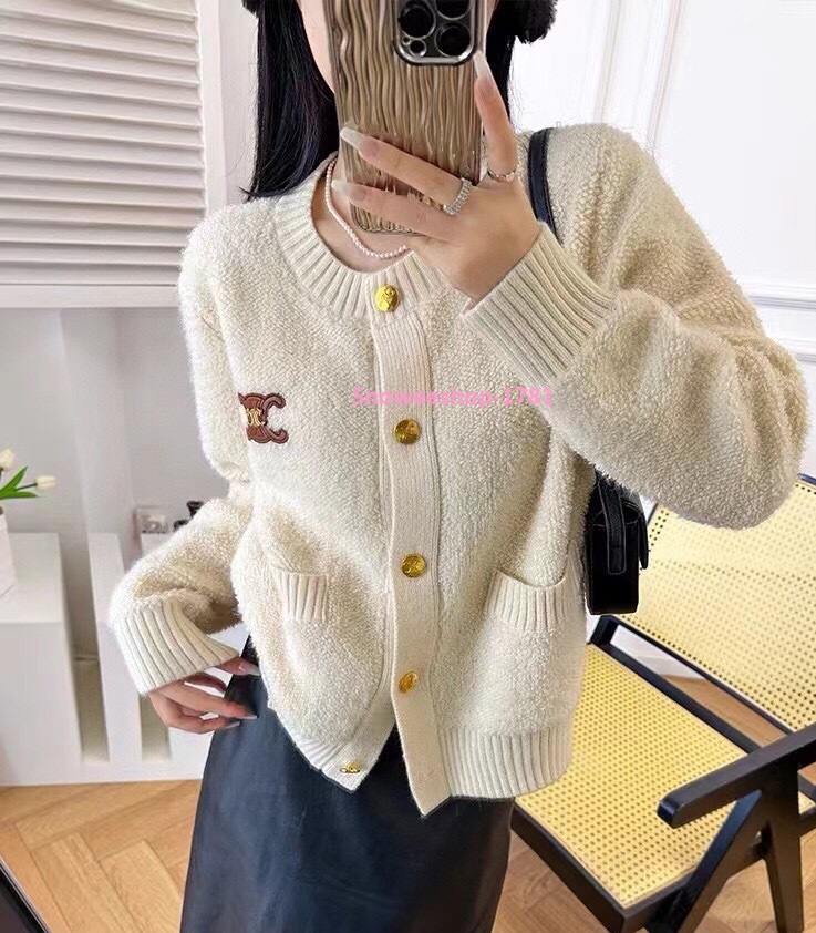 เสื้อไหมพรมคาร์ดิแกนงานเหมือนแบรนด์ดัง ผ้าทอหนาเกรดพรีเมี่ยมสีเบจ ใส่เป็นเสื้อคลุมสวมทับหรือใส่แบบตัวเดียวก็สวย ผ้านิ่มใส่สบายกันหนาวได้ ใส่ไปต่างประเทศหรือใส่ทำงานก็ดูดี