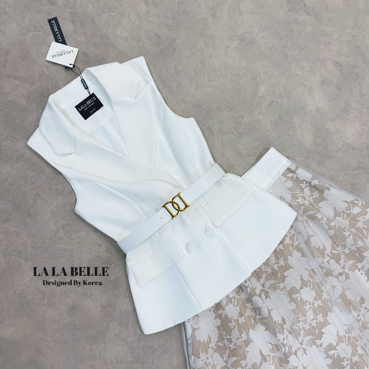 เซต3ชิ้นเสื้อสูทคอปกแขนกุดกระดุมหน้าพร้อมกระดุมแปกกันโป๊ช่วงคอวีเสื้อตัดเย็บด้วยเนื้อผ้าสูทอัดกาวเนื้อผ้ามีน้ำหนักอยู่ทรงสวยทรงเสื้อเข้ารูปเข้าทรงตัดตามไซส์เข้ารูปช่วงเอวมาพร้อมเข็มขัดเข้าชุดและกระโปรงยาว3ชั้นซับในสีเนื้อผ้าตาข่ายลายดอกไม้และผ้าตาข่ายซีทู