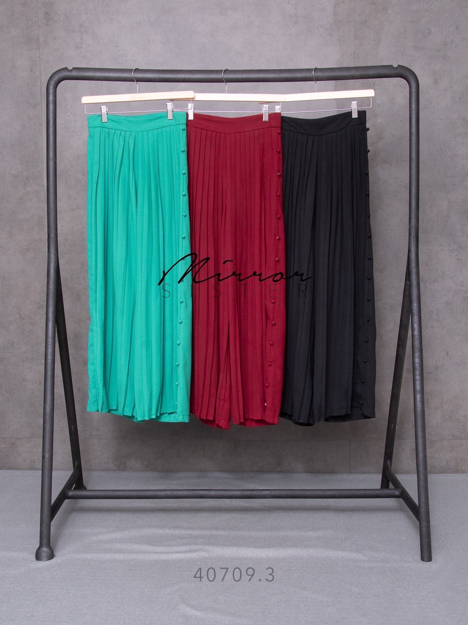 สินค้าขายดี❤️ ••MiRRoRSiSTER's PaRo PLeATED PANTs•• กางเกงทรงสวยเก๋ ดีเทลอัดพลีทด้านหน้า แต่งกระดุมเรียงข้างซ้าย ช่วงเอวแต่งขอบ เนื้อผ้าดีใส่สบาย แมชกับอะไรก็เป๊ะปัง..!!