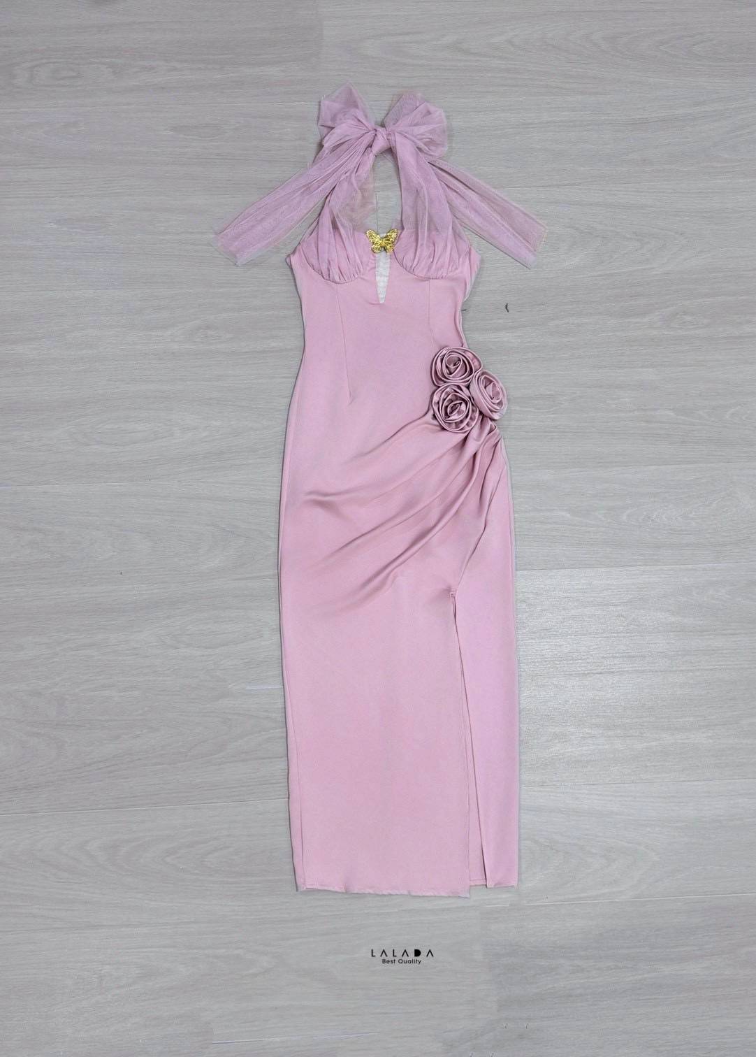 maxi dress เรียบหรู คล้องคอช่วงอกแต่งผ้าซีทรู เสริมฟองน้ำ + เข็มกลัดติดได้ตามใจชอบ แต่งดอกไม้ช่วงเอว ผ่าหน้า งานซิปหลัง ตัดเย็บอย่างดี การันตีเลยค่ะ แนะนำเลยค่ะพี่ๆ