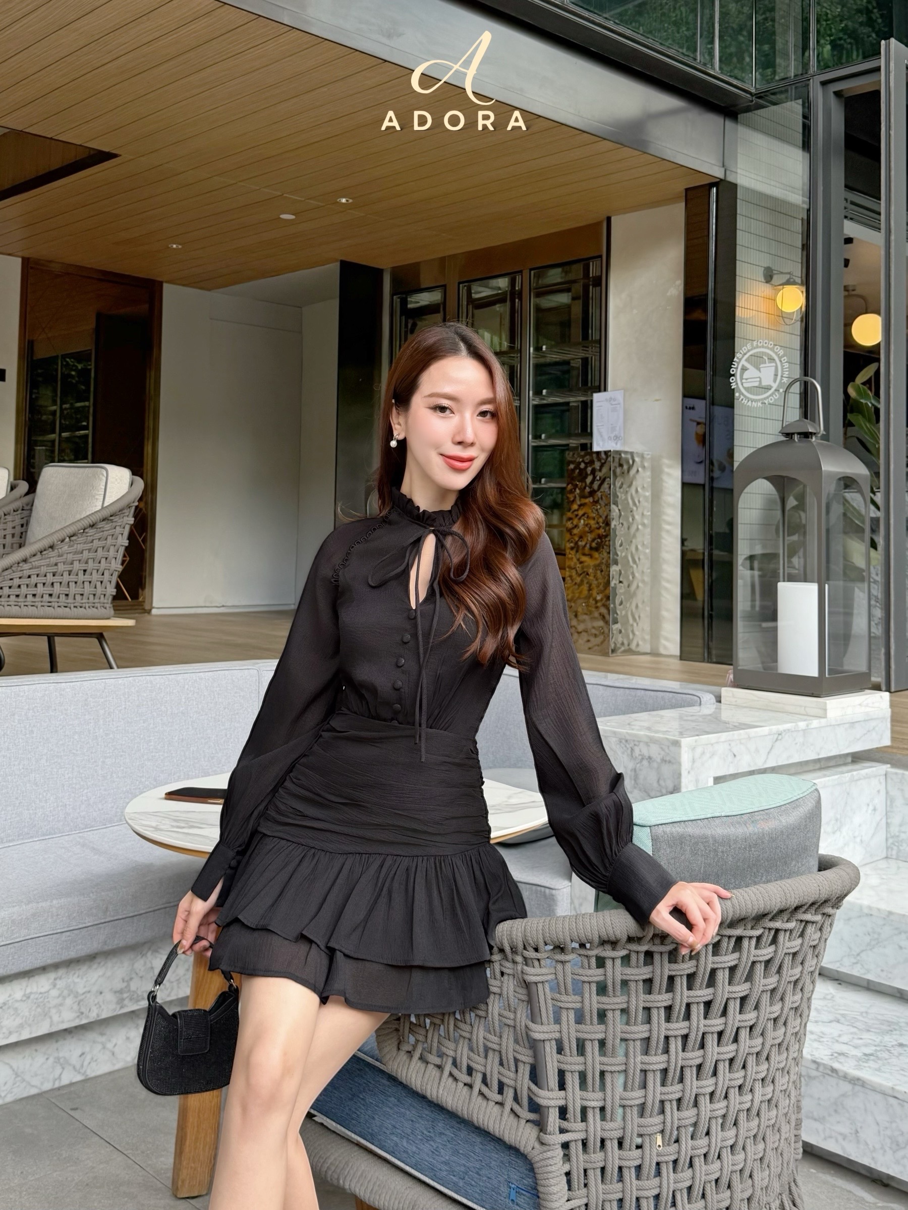 มินิเดรส ดีไซน์น่ารักๆ ตัวนี้ตอบโจทย์เลยค่ะ มินิเดรสแขนยาว ดีไซน์คอปีน แต่งกระดุมหน้า ช่วงคอเสื้อ ผูกโบว์ ตัวเดรสใช้ผ้าเกรดพรีเมี่ยม