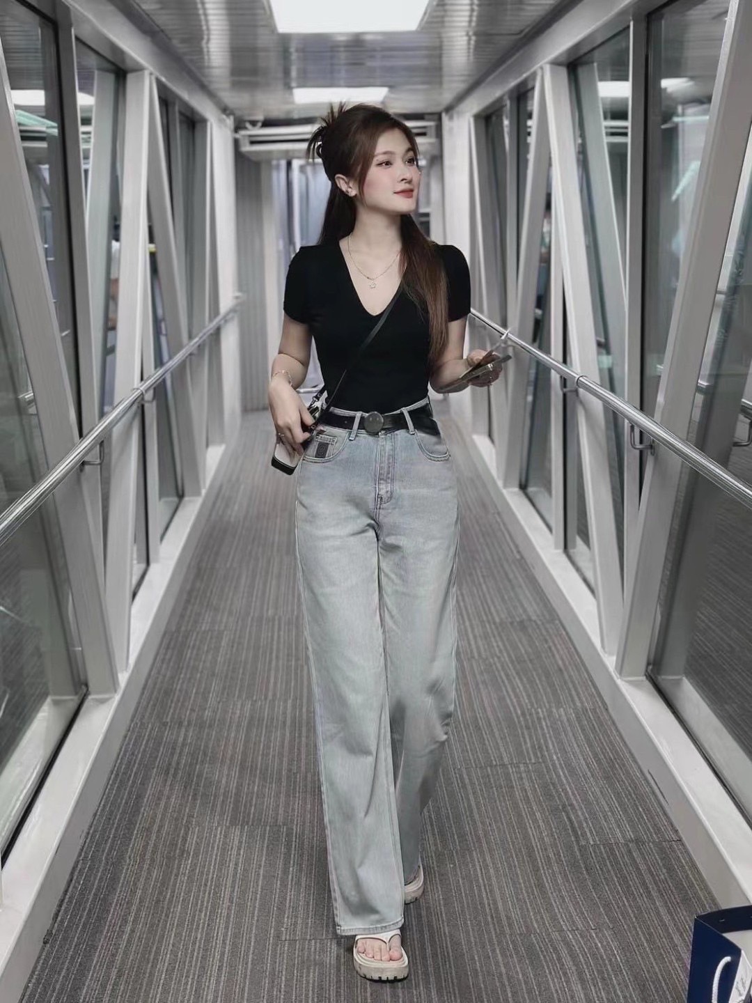 Set 3 ชิ้นลุคคุณหนูสายชิค เสื้อยืดคอวีผ้านุ่มเด้ง สีดำ (มีฟองน้ำ) ใส่แล้วผิวดูผ่อง เนื้อผ้ายืดหยุ่นพอดีตัว ไม่ย้วยง่าย แมตช์กับกางเกงยีนส์สีอ่อนทรงกระบอกใหญ่ มีกระเป๋าล้วงทั้งสองข้าง