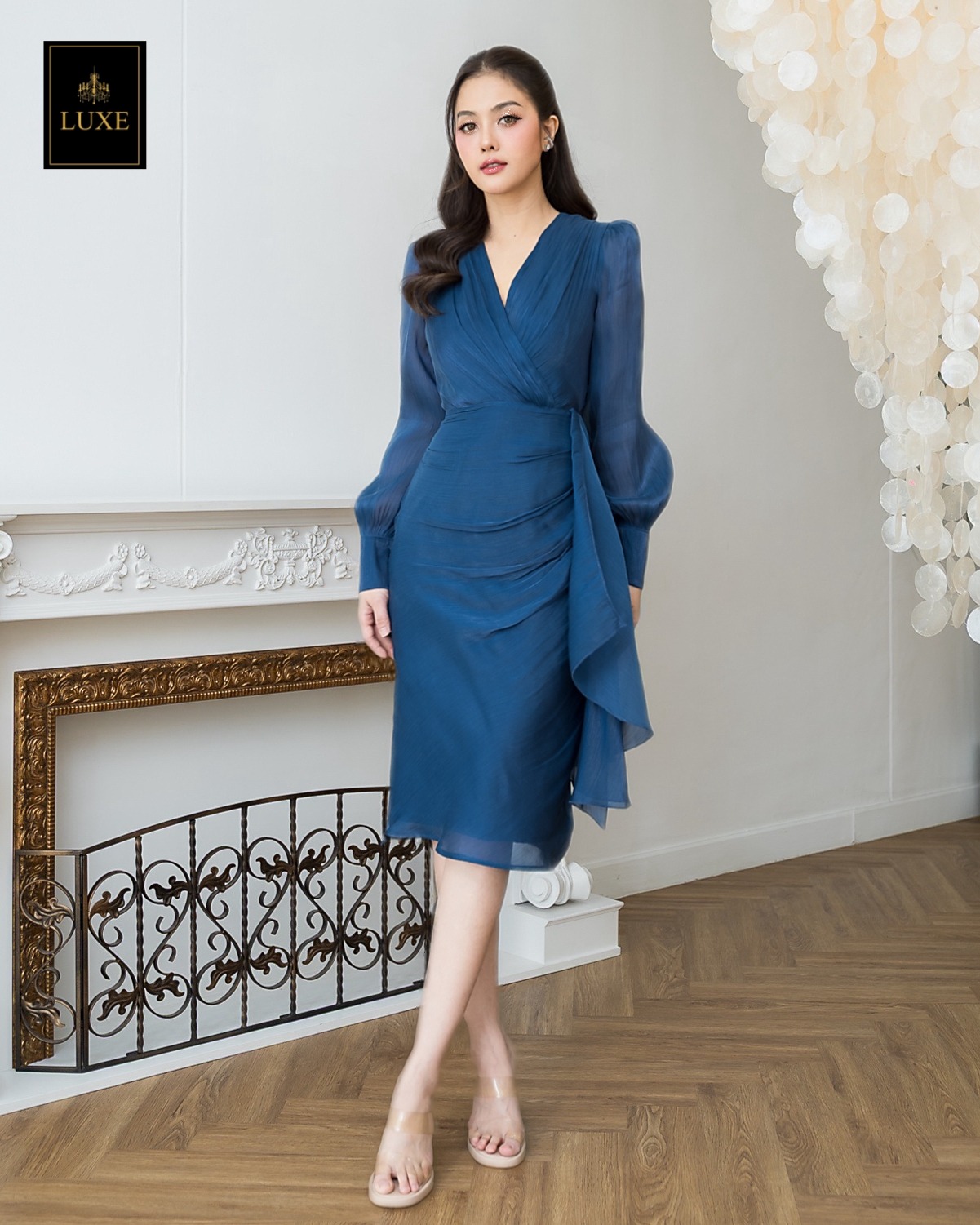 Silky Wrap Neck Long Sleeve Dress Label : LUXE ☑️เดรสเสื้อคอวีป้าย แขนยาว กระโปรงป้ายจับเดรป แต่งชายระบาย ☑️ทำจากผ้าไหมเครปญี่ปุ่น เนื้อนุ่ม มีประกาย เล่นแสงแวววาว ☑️มีซิปซ่อนและซับในเต็มตัว