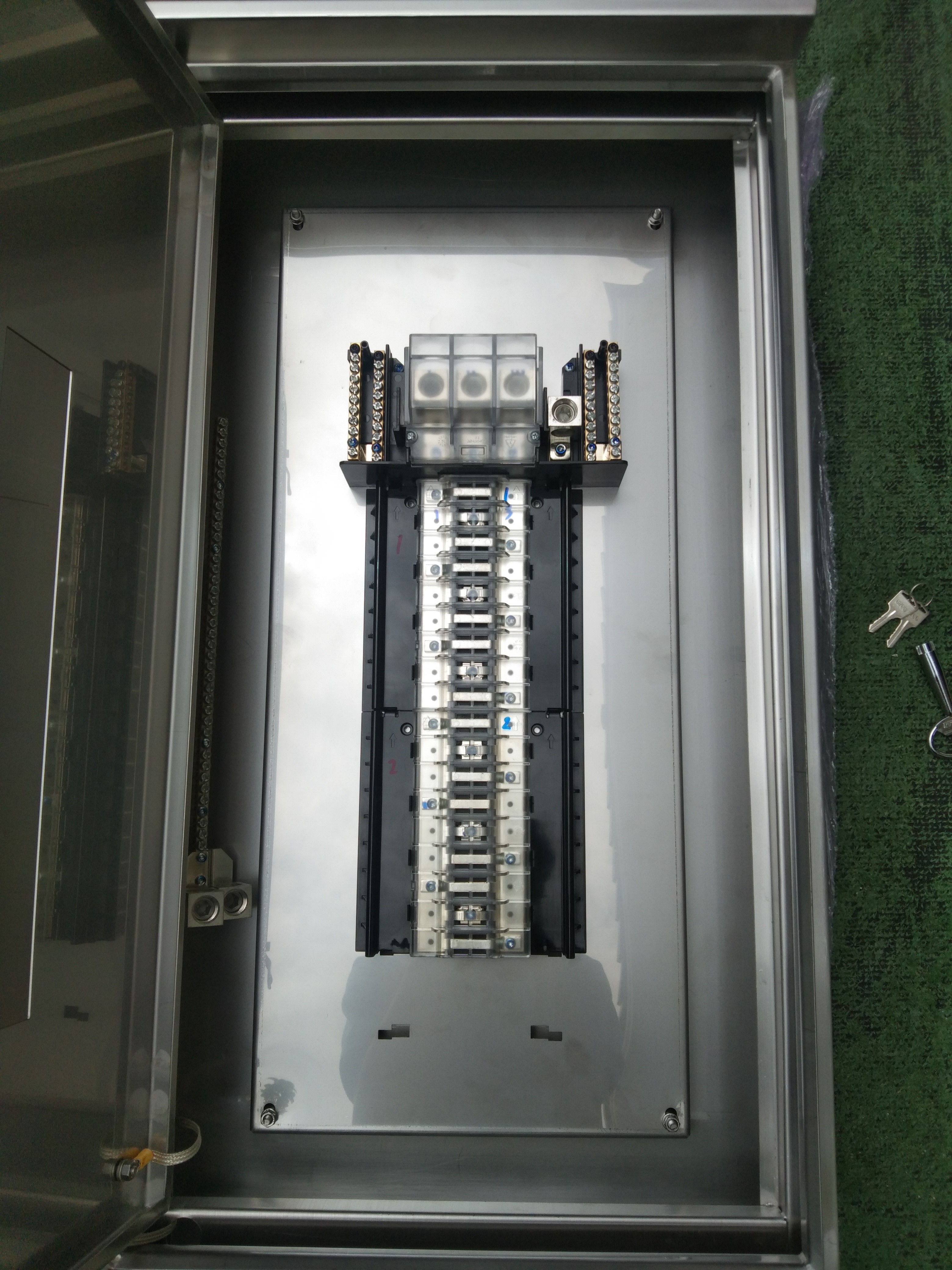 Main LUG 250A ตู้สแตนเลส 304 มีหลังคาสโลป W450xH800xD152mm. (36ช่อง)