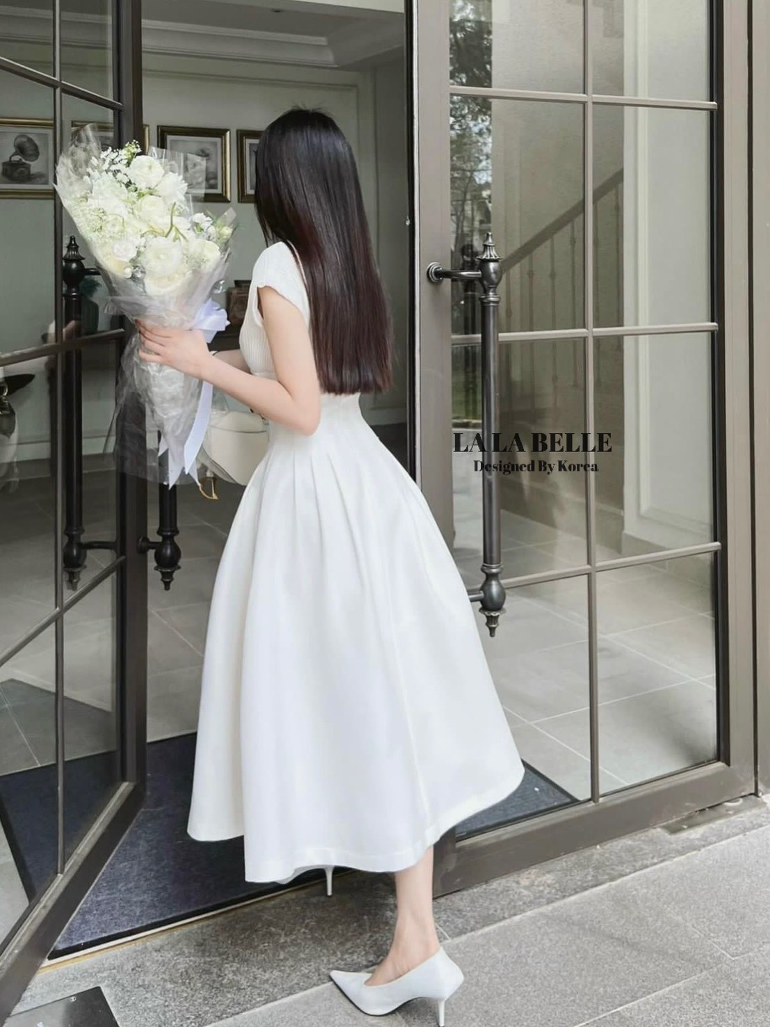 เดรสรุ่นฮอตรุ่นปังรุ่นนี้ตัดเย็บด้วยผ้าสูทหน่มีน้ำหนักเก็บทรงช่วงเอวทำให้เอวเล็กเอวสับทรงคอวีกระดุมหน้าแขนล้ำใส่แล้วไม่ตันช่วงบนเป็นผ้าอัดพีทจีบเอวเย็บเข้ารูปล็อคทรงให้อย่างดีกระโปรงยาวทิ้งตัว