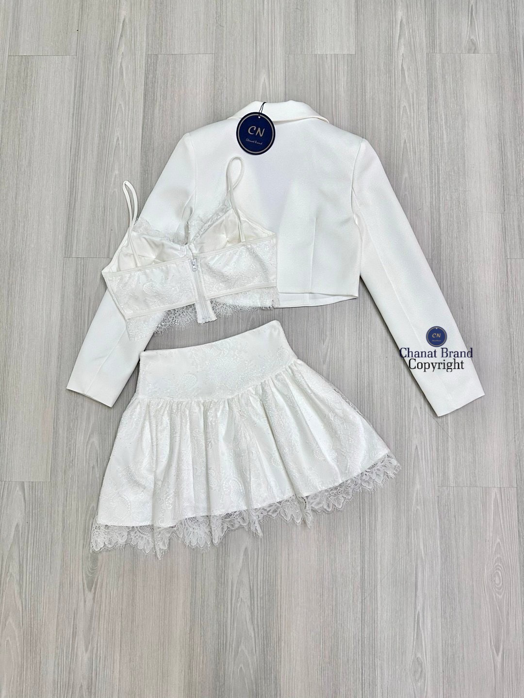 เซต3ชิ้น สีขาว เสื้อคลุมตัวสั้นแขนยาว(ไม่มีกระดุม) มาแม๊ทคู่กับเสื้อบาร์ลูกไม้ตัวใน อกเสริมฟองน้ำให้ทรงสวยมีซิปหลัง และมาคู่กับกระโปรงจับจีบย่นเย็บต่อลูกไม้ซีทรูขาวอีกชั้น(มีซิปข้าง) (เย็บซับในเป็นกางเกง)ใส่แม๊ทช์ครบเซตสวยปังมากๆ คุ้มค่ามากๆ ทรงสวยน่ารัก