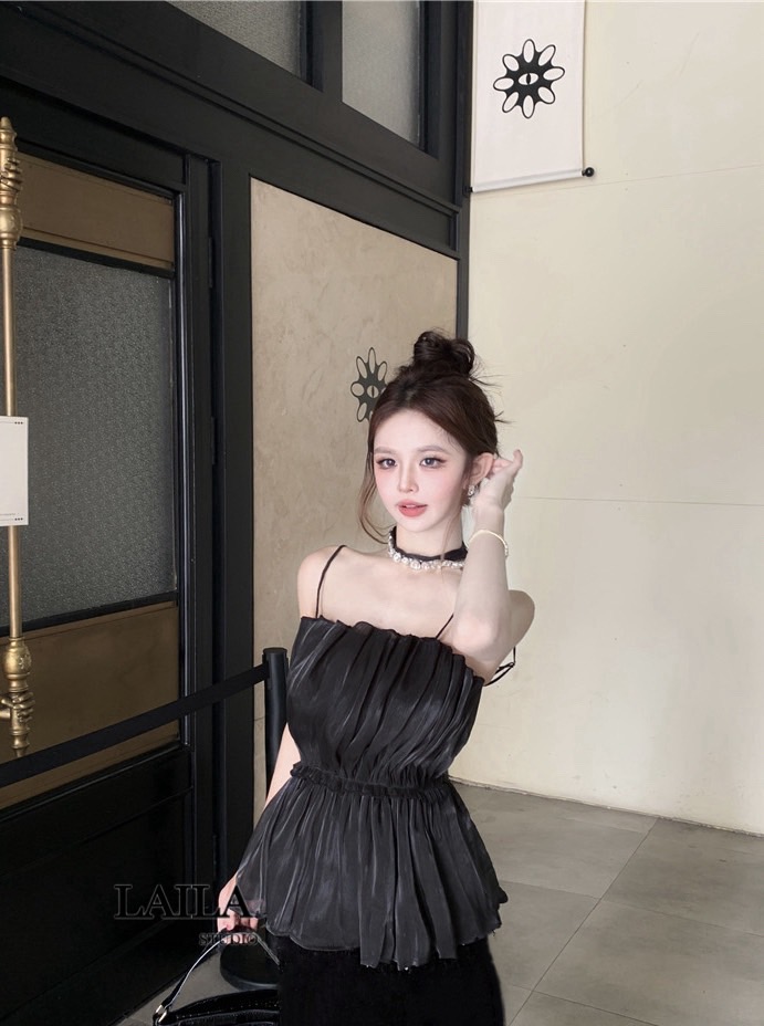 Tag: LAlLA Detail: Setเสื้อ+กางเกง งานเสื้อทรงสายเดี่ยวแต่งอัดพลีทจีบๆทั้งลำตัว ด้านหลังแต่งสม็อค เนื้อผ้าสวยงานผ้าทิ้งตัว ดีไซร์ซ็อคเกอร์ผูกคอแต่งเพชรเพิ่มความโดดเด่นให้ชุด มาพร้อมกระโปรงสีดำทรงสวย ด้านในแต่งซับในกางเกง ลุคนี้แมชลงตัวลงตัวมากค่าบอกเลย #b