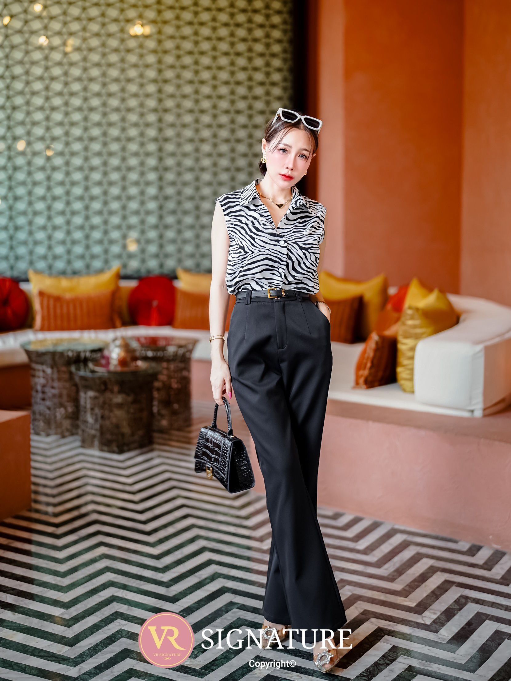 Set เสื้อเชิ้ตแขนกุด ติดกระดุมเรียงด้านหน้า เนื้อผ้าใส่สบาย มาพร้อมกางเกงขายาวทรงสวย ผ้าหนาเป็นทรงสวย มีซับใน มีเข็มขัดเข้าชุดให้ด้วยค่ะ คุ้มมากๆ สามารถใส่แยกกับชุดอื่นได้อีกเยอะเลยคะ ต้องจัดนะค่า