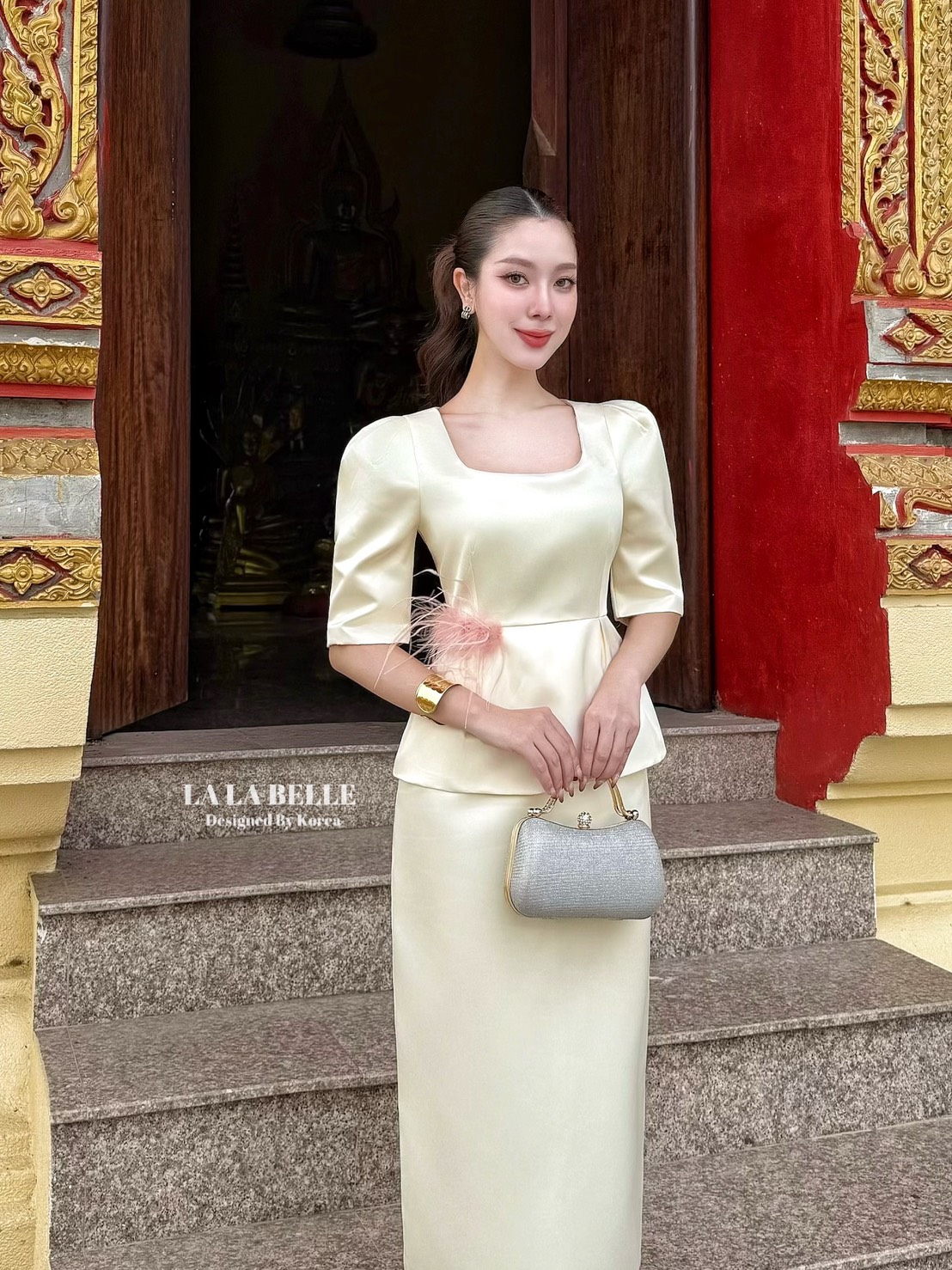 ชุดผ้าไทยใส่เข้าวัดทำบุญเซต2ชิ้นผ้าไหมอิตตาลีมีความเงาๆนิดหน่อยเสื้อคอเหลี่ยมแขนสามส่วนเอวเข้ารูปด้านข้างแต่งขนนกสีชมพูอ่อนๆตัดกับสีชุดครีมชายเสื้อระบายใส่คู่กระโปรงยาวทรงสอบแต่งแถบชายกระโปรงด้านหลังกระโปรงผ้ามีซับในอัดกาวทั้งชุดอยู่ทรงสวยงานคุณภาพเกรดพรี