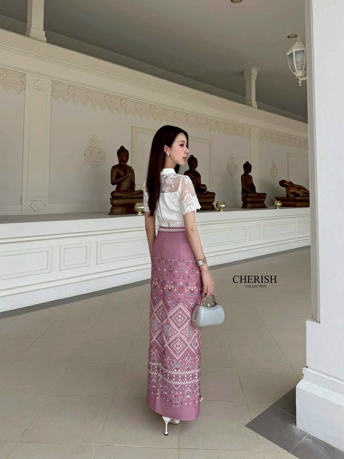 เซ็ทชุดไทย ชุดงานบุญ 3 ชิ้น เสื้อลูกไม้แต่งกระดุมมีซับในอย่างดี ใส่คู่ผ้าถุงสำเร็จเนื้อผ้าใส่สบาย จัดเข็มขัดมุกมาให้ครบเซ็ท สาวๆสายบุญ หรือจะใส่เป็นธีมชุดเพื่อนเจ้าสาวก็เหมาะ ใส่ได้ทุกเทศกาล