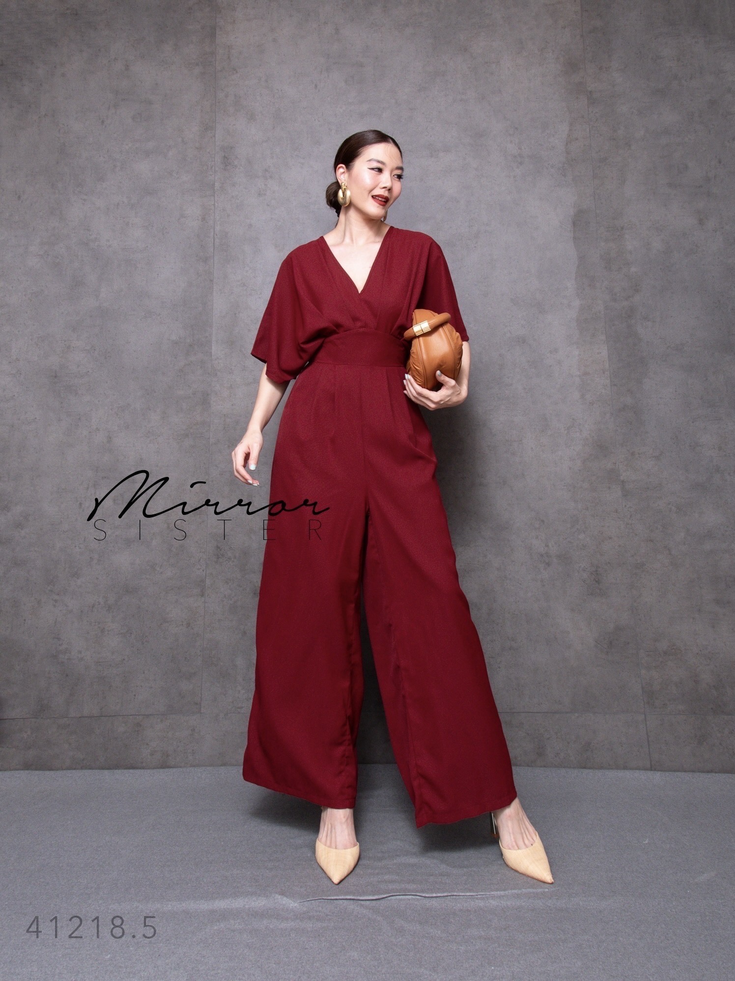 MiRRoRSiSTER's OMaZ JuMPSuiT•• ชุดกางเกงดีไซน์สวยมาก แพทเทรินดีงาม ช่วงบนเป็นคอวีVทรงค้างคาวจับdrap ช่วงเอวเข้ารูปแต่งขอบโค้งโอบิใหญ่ ด้านหลังยืดสม็อค ช่วงล่างกางเกงทรงกระบอกสวยใส่แล้วดูผอมสูง มีกระเป๋าล้วงได้2ข้างลำตัว เนื้อผ้าดีใส่สบายรีดง่ายใส่สวย