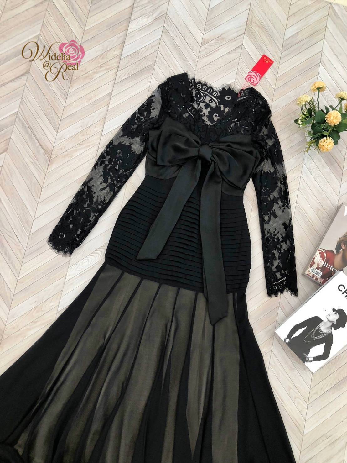 Maxi Dressแขนยาวแต่งด้วยผ้าลูกไม้สืดำเนื้อผ้าอย่างดีเคสติ้งเนี๊ยบตรงอกประดับด้วยโบว์ใหญ่ไฮโซมากแม๊ขอแนะนำเลย รับรองใส่ออกมาไม่ผิดหวัง บอกเลยห้ามพลาดเด็ดขาดงานดีงานสวยจริงต้อง Widelia @ Real