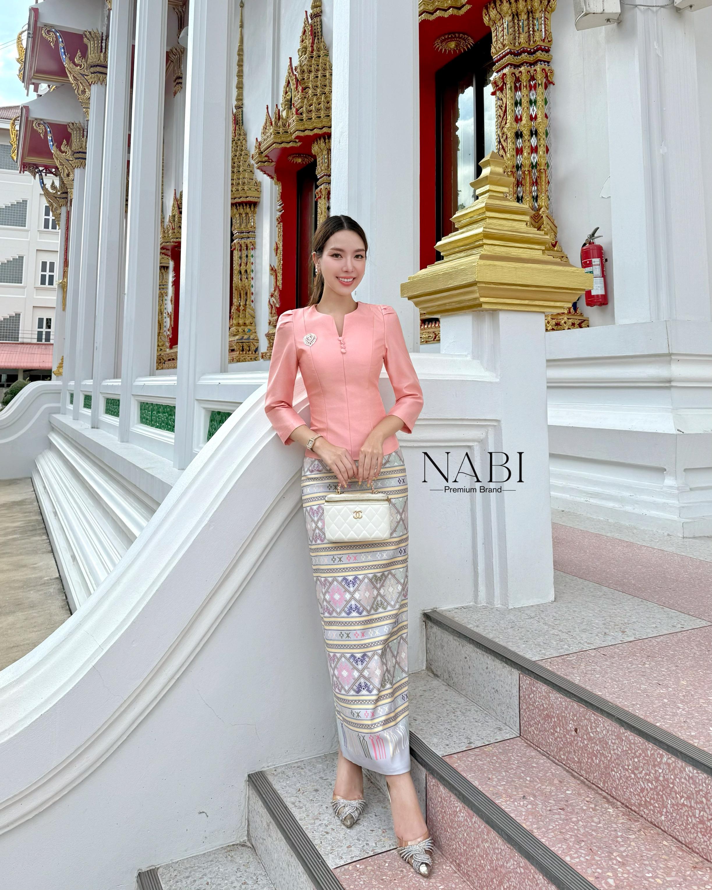 Label :: #NABIBRAND Code :: A-50010 Detail :: ใครกำลังมองหาชุดไปวัด งานบวช งานขึ้นบ้านใหม่ ออกพรรษา แนะนำชุดนี้เลยค่ะ ชุดเซ็ตเสื้อแขนยาว 3ส่วน คอกลม ผ่าทรงวีช่วงอก แต่งกระดุม มาคู่กับผ้าถุงพิมพ์ลายไทยและเข็มกลัดเพชร ทรงสวยมาก ผ่าด้านหลัง เดินสะดวก ผ้าอัดก