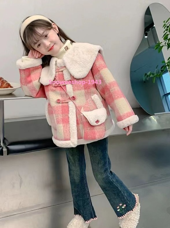 เสื้อโค้ทขนเฟอร์ซับในกำมะหยี่ นุ่ม อุ่น หรูหรา ให้เจ้าหญิงตัวน้อยพร้อมลุยทุกทริปหนาว! ดีไซน์หรูหราสไตล์คุณหนู** เทรนด์ใหม่ล่าสุด น่ารักแต่ดูแพง ผ้าขนกำมะหยี่นุ่ม ซับในกำมะหยี่** อุ่นสบาย ไม่ระคายเคืองผิวเด็ก แต่งขอบและปกขนเฟอร์พรีเมียม** เพิ่มความหรูหรามี