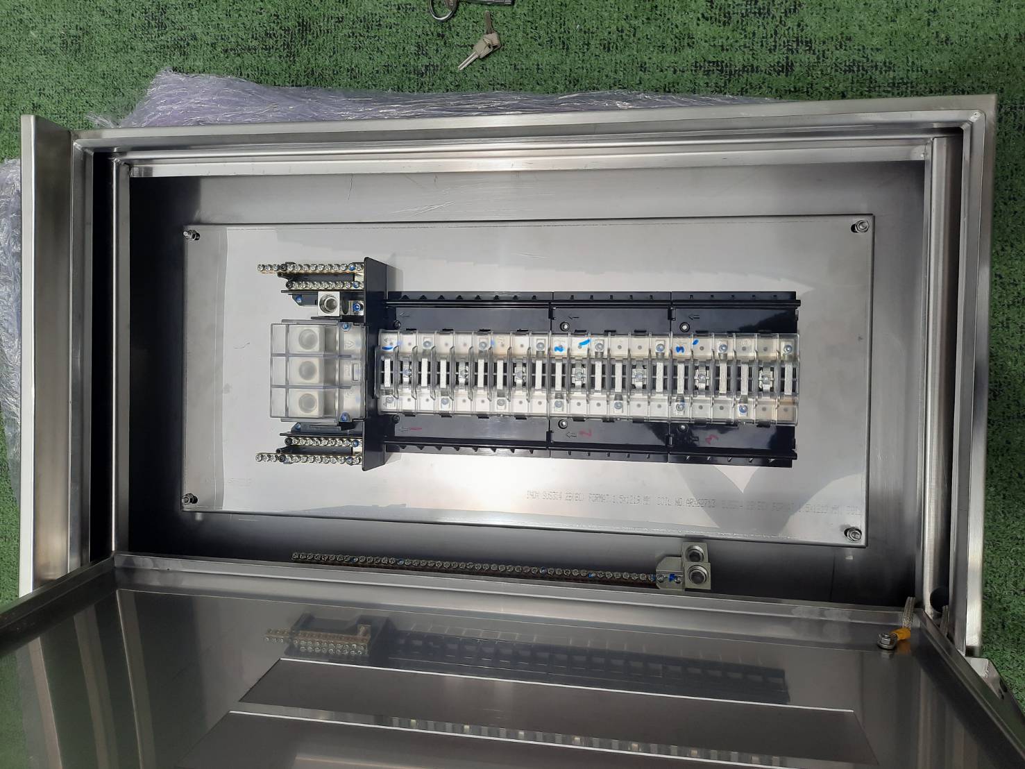 Main LUG 250A ตู้สแตนเลส 304 มีหลังคาสโลป W450xH800xD152mm. (42ช่อง)