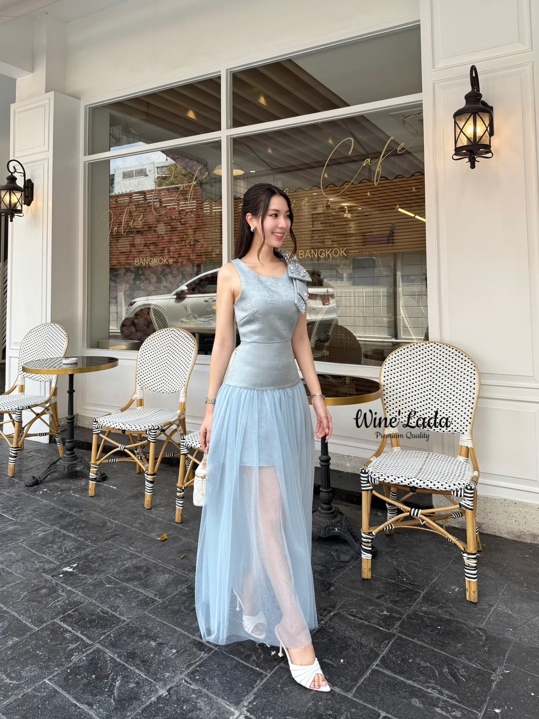 เดรสแขนกุดตัดต่อด้วยชีฟอง ไหล่แต่งโบว์ใหญ่โก้เก๋ เพิ่มความหรูหรา ทรงสวย เรียบหรู หน้าอกมีฟองน้ำ มีซิปหลังสวมใส่ง่าย ผ้าดีทรงสวยมากค่ะ เป๊ะและเข้ารูป ใส่แล้วผอมเพียว สวย ซับในทั้งตัว ใครได้ลองแล้วจะหลงรักค่าา รับรองคุ้มเว่อร์ งานสวยมากค่ะ #Wine'Lada