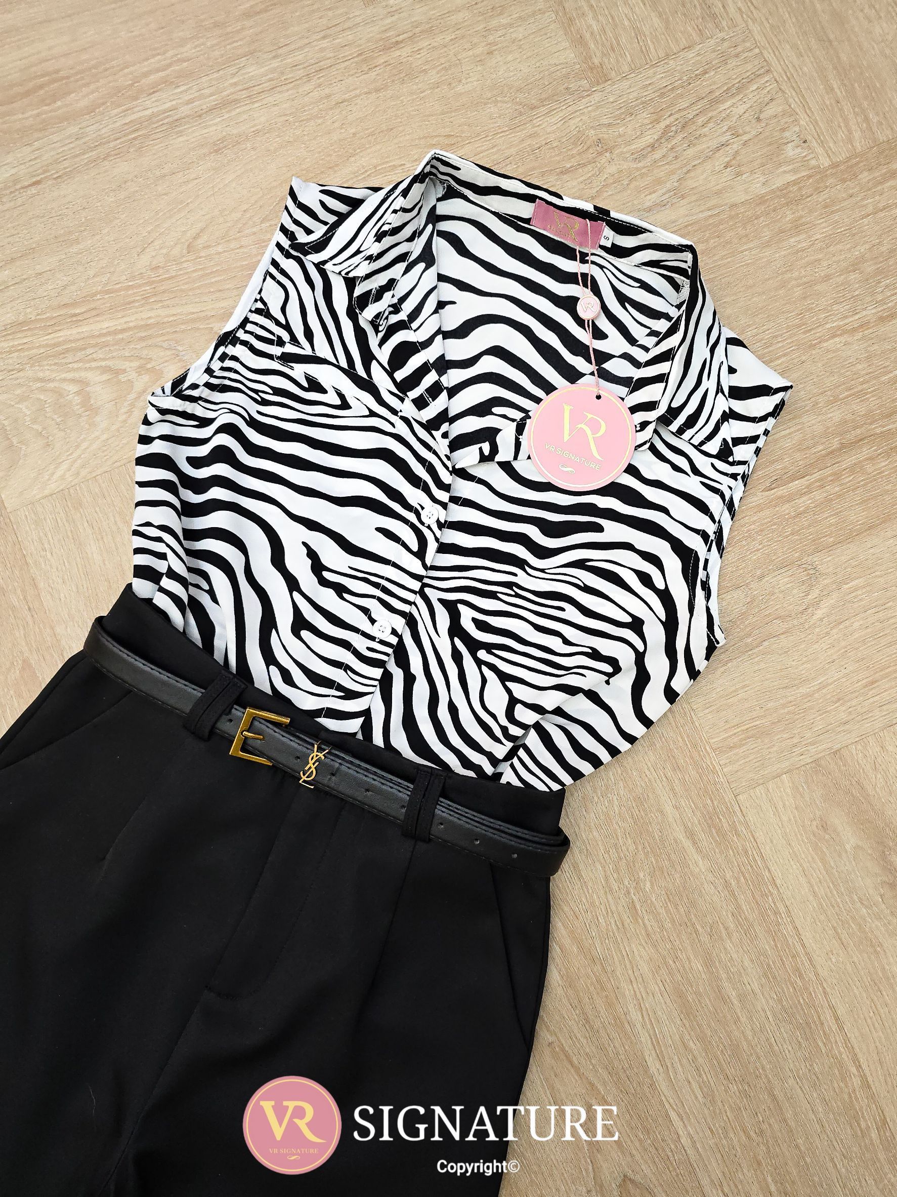 Set เสื้อเชิ้ตแขนกุด ติดกระดุมเรียงด้านหน้า เนื้อผ้าใส่สบาย มาพร้อมกางเกงขายาวทรงสวย ผ้าหนาเป็นทรงสวย มีซับใน มีเข็มขัดเข้าชุดให้ด้วยค่ะ คุ้มมากๆ สามารถใส่แยกกับชุดอื่นได้อีกเยอะเลยคะ ต้องจัดนะค่า