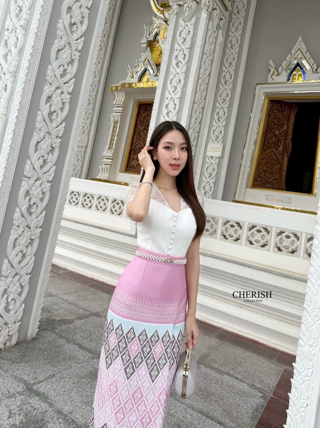 เซ็ท ชุดไทย ตัวเสื้อลูกไม้คอวีตกแต่งกระดุมตรงกลางซับในเกาะอกครึ่งตัว ผ้าถุงเอวสูงลายไทยซิบหลัง มีซับในกันโป๊อย่างดี มาพร้อมเข็ดขัดมุก จะใส่เข้าพิธีสำคัญ งานบุญ งานมงคลสมรส จะไปงานไหนรับรองเด่นสุดๆเลยค่า