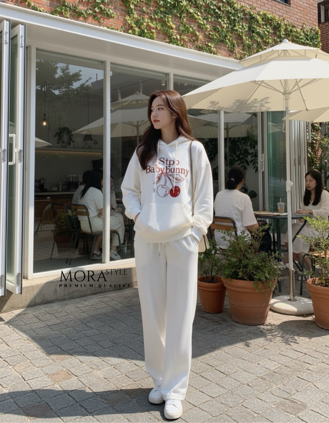 เซ็ท 2 ชิ้น เสื้อแขนยาวมีฮูดหมวกปักแต่งลายเชอรี่ช่วงอก มาพร้อมกับกางเกงขายาวผ้าใส่สบาย ใส่แมตช์ในสไตล์สาวแอร์พอร์ตลุคได้เลยค่ะ เป็นอีกรุ่นที่หนาวนี้ต้องมีนะคะ