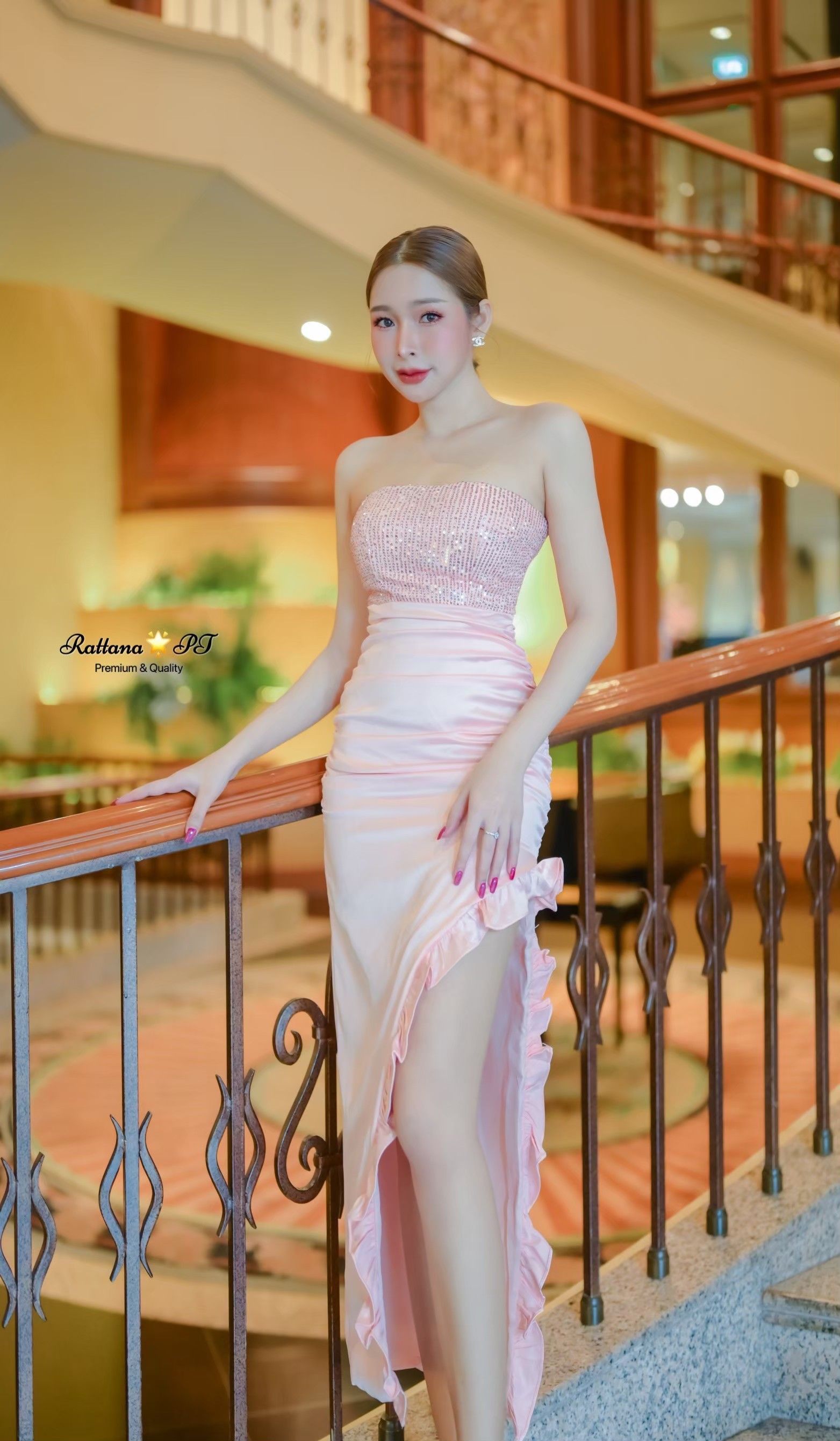 เดรสสุดหรู งานสวยมากๆ ดีเทลตรงอกแต่งสวยเก๋เข้าใฟคือสวยเด่นมีออร่า หน้าอกมีฟองน้ำ มีกันลื่น มีซิบด้านหลัง ตรงกระโปรงแต่งระบาย เนื้อผ้าดีมากชุดมีซับใน ใส่เที่ยวออกงาน ดินเนอร์ งานแต่ง ปาตี้กับเพื่อน รับรองสวยแพง ช้าไม่ได้แล้วคร้า ของสวยๆหมดไวจัดด่วน