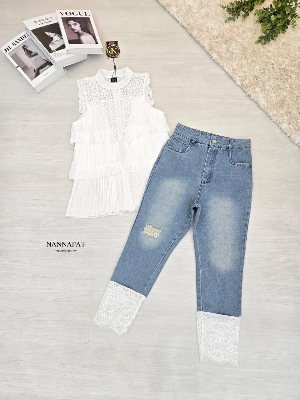 ชุดเซท TAG :: NANNAPAT (NP) 🎗️เนื้อผ้าต้องดี 👍 ♡DETAILS♡ ชุดเสื้อผ้าอัดพรีทตัดต่อด้วยลูกไม้ +กางเกงยีนส์แท้ 7 ส่วน ฟอกซีด