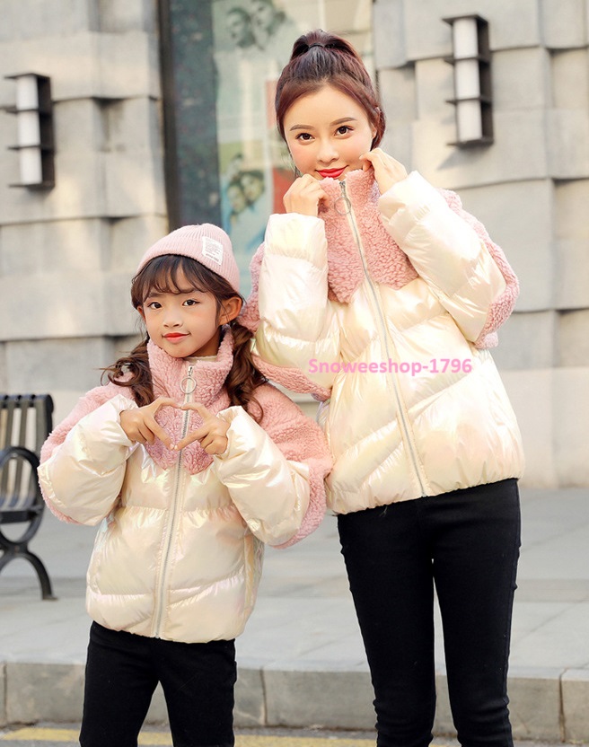 เสื้อกันหนาวแม่ลูก ใส่เป็นคู่แม่ลูก หรือใส่เดียวก็สวยมาก เสื้อกันหนาวเกรดพรีเมี่ยม ผ้าเงาเคลือบสารสะท้อนหยดน้ำ แนวหวานแหวน สีพาสเทล ทรงแจ็คเก็ตแต่งขนแกะ ปกคอสูงกันหนาวติดลบ มี 2 สี