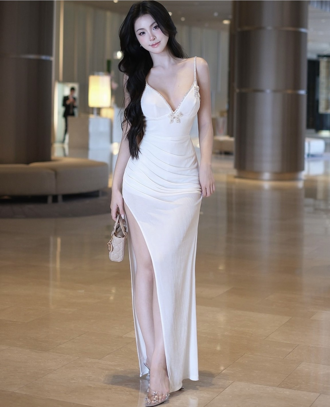 เดรสยาวสีขาวไฮโซออกงานอีกแล้ว กระโปรงแต่งผ่าข้างแอบเซ็กซี่ อกแต่งเพชร มาพร้อมเข็มกลัดโบว์ สไตล์สาวเวียดนาม เก็บค่าา จะออกงาน จะไปทะเลได้หมดดด