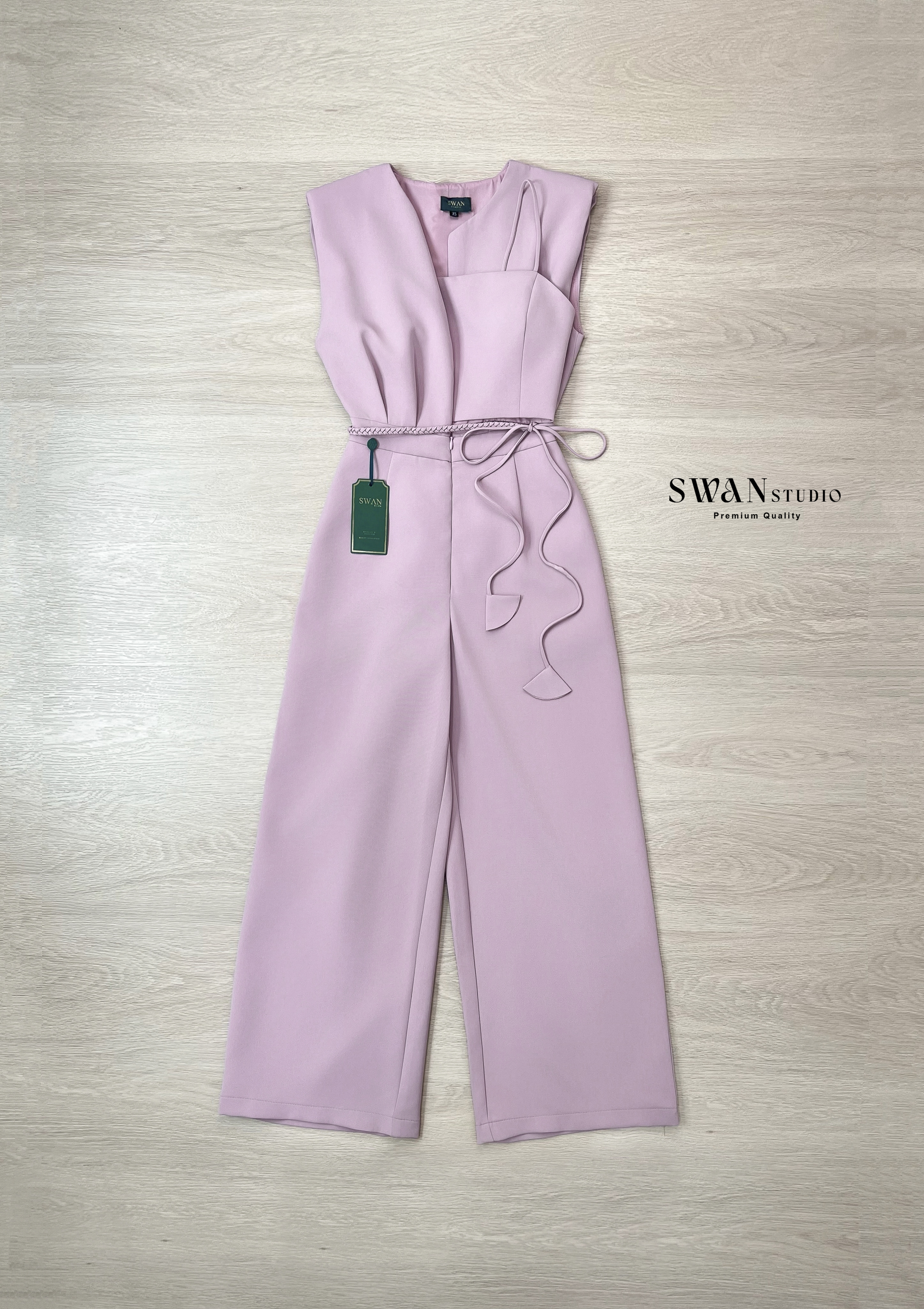 Set 3 ชิ้น จั้มสูทขายาวสีชมพู + เสื้อครอปสายเดี่ยใ + สายพันเอว ตัวจั้มสูทดีไซน์คอรูดซิปขึ้นลงได้ แขนล้ำช่วยพรางช่วงไหล่ ซิปหน้าสวมใส่ง่าย มาพร้อมเสื้อครอปสายเดี่ยวแยกชิ้น และสายพันเอวผูกเล่นทรงให้ดูมีสไตล์ เนื้อผ้านุ่ม ทรงสวยอยู่ทรง สีหวานละมุนแมตช์ง่าย