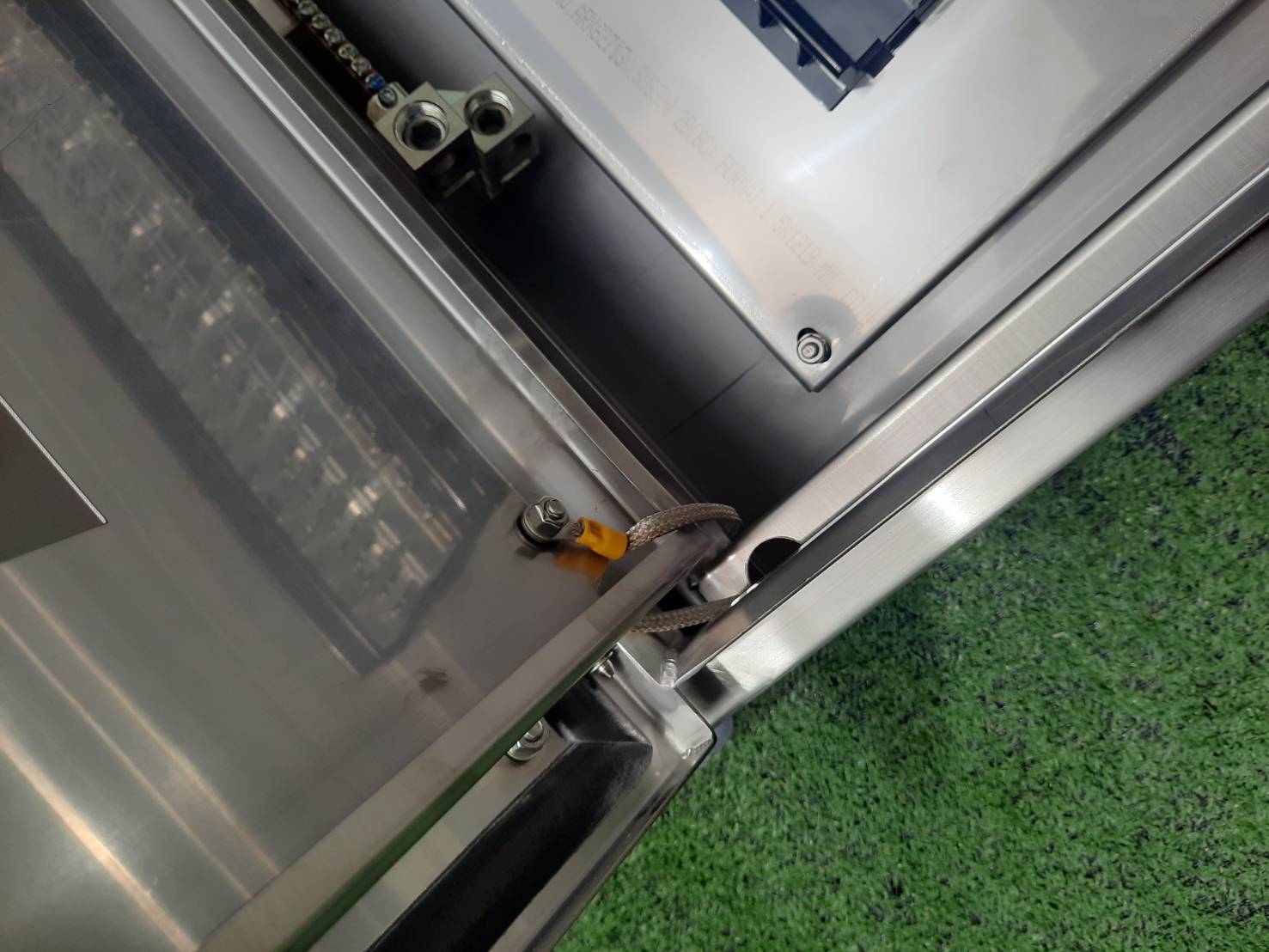 Main LUG 250A ตู้สแตนเลส 304 มีหลังคาสโลป W450xH800xD152mm. (42ช่อง)