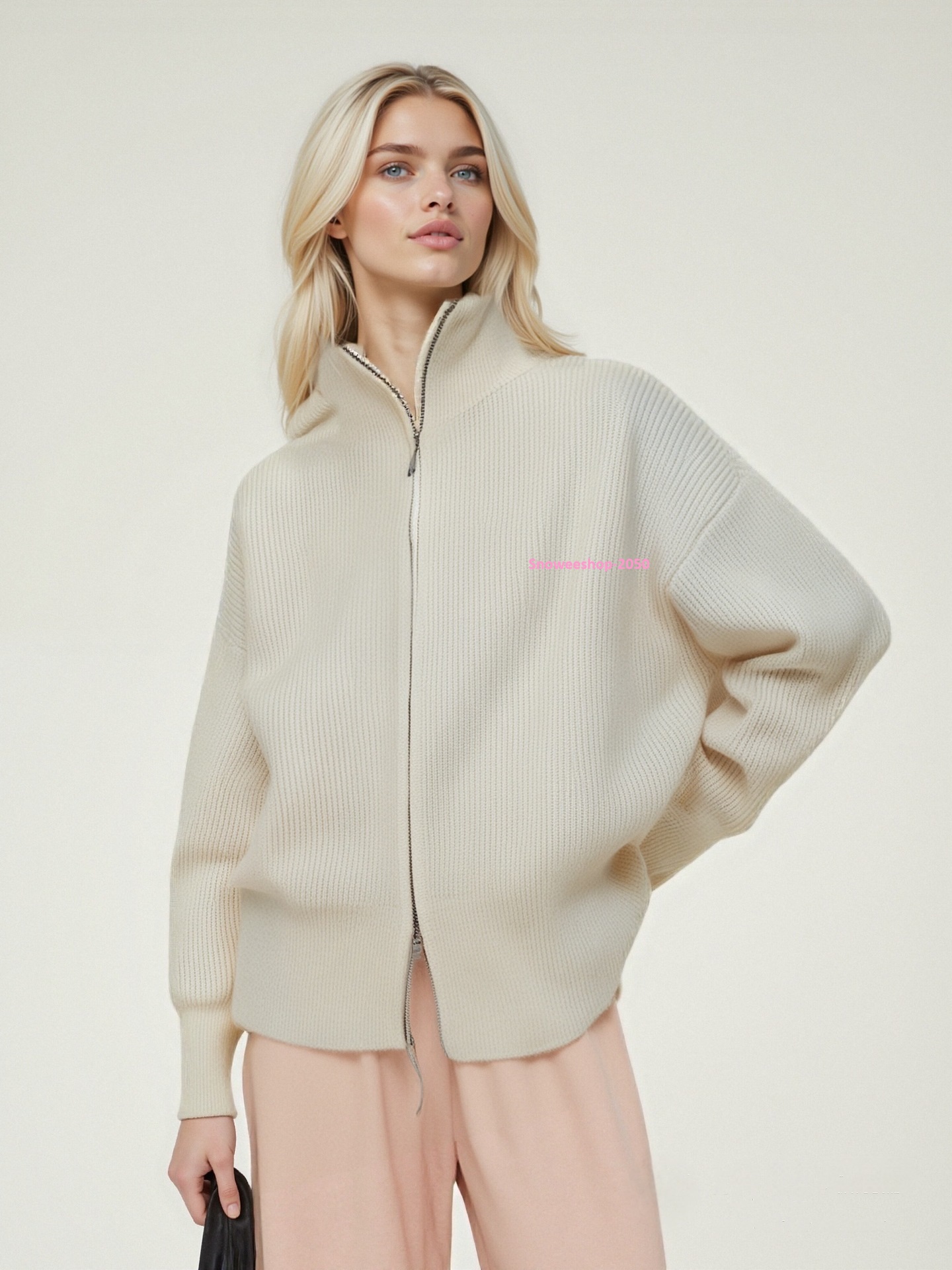 เรียบแต่ดูแพง สเวตเตอร์ผู้หญิงโทนสีพื้นสไตล์ยุโรป-อเมริกา ดีไซน์ ปกบาน + ซิปคาร์ดิแกน ใส่ง่าย แมทช์ได้ทุกลุค ถักหนานุ่ม อบอุ่นกันหนาว มีให้เลือกถึง 5 สี คลาสสิคทุกโทน ฟรีไซส์ ใส่สบาย ไม่อึดอัด จะใส่ชิลล์ในเมืองหนาว หรือเที่ยวต่างประเทศ ก็ คุมโทนแฟชั่นได้แ