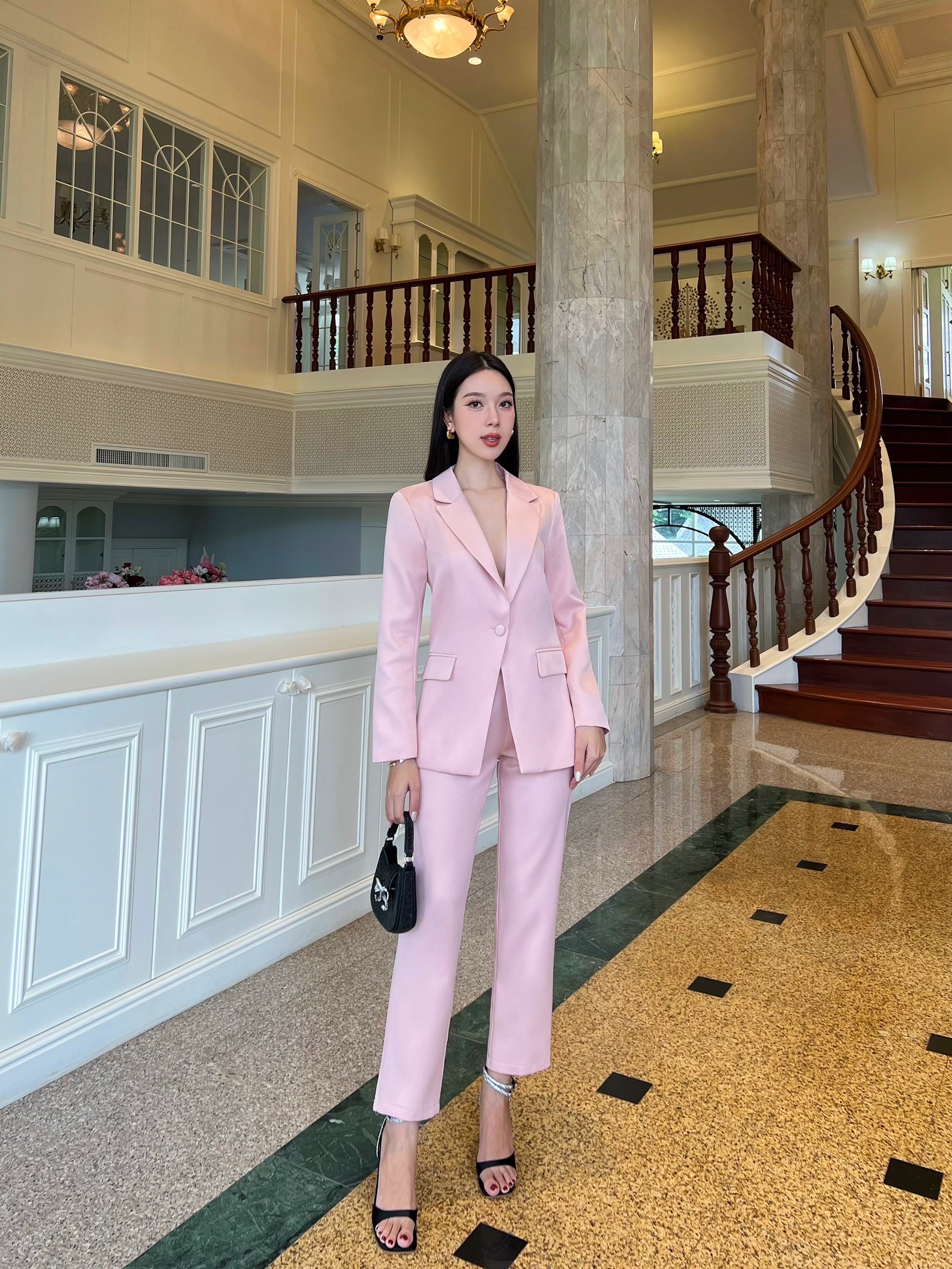Blazer+กางเกง ผ้าดีใส่สบายมาก เสื้อสูทมีซับในอย่างดี แต่งกระดุมผ้าเดียวกับสีชุด มีซับในทั้ชุด มาคู่กับกางเกงขายาวใส่สบายๆ ไม่สม้อคนะคะ กระเป๋าใช้งานได้จริงทั้งเสื้อและกางเกงเลยค่า เสื้อสูทมีรองบ่าบางๆเพื่อให้เป็นทรงสวย จะใส่คู่กับรองเท้าผ้าใบวันสบายๆ หรือ