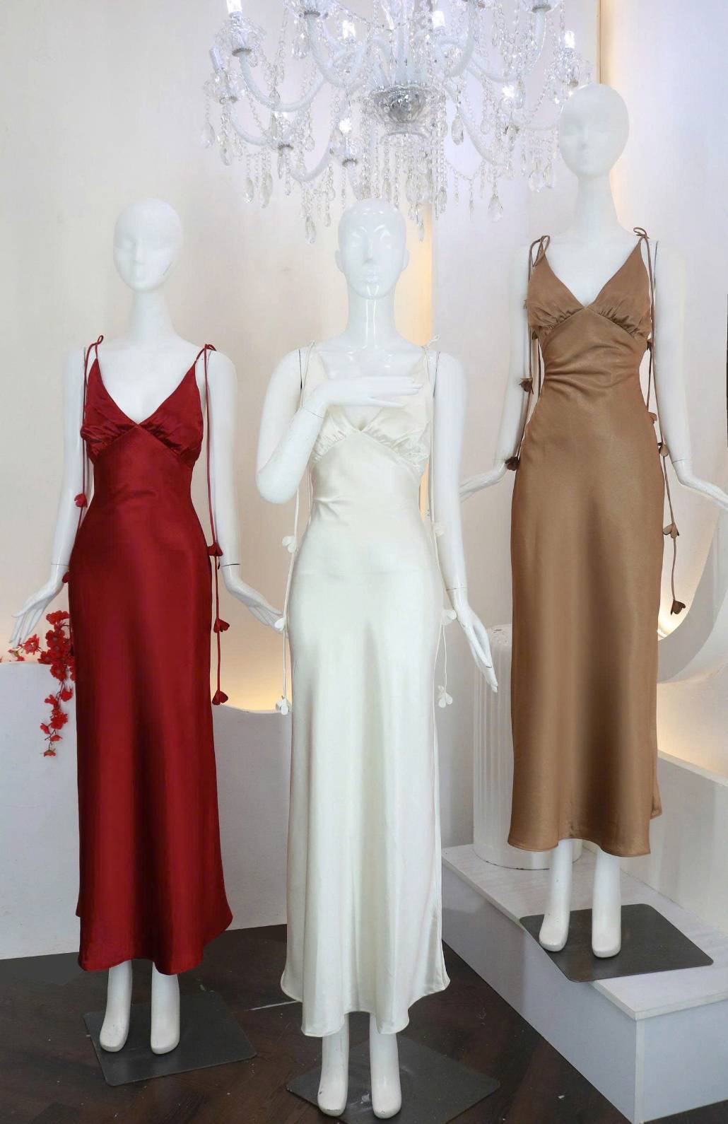 เดรสยาวผูกไหล่แต่งดอกไม้ เนื้อผ้าซาตินหนาทิ้งตัว ใส่แล้วดูเพรียว ผ้าพรีเมี่ยมเนื้อเงาวาวเย็นลื่น ดูแพงมาก คัตติ้งสวยเข้ารูปชายพริ้วบานออก ทรงสวยมาก เดรสออกงานคลาสสิค ควรมีติดตู้